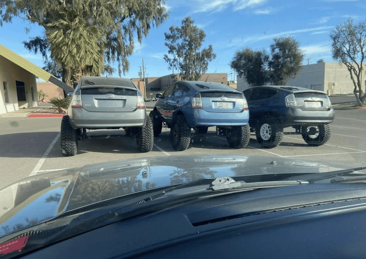 Rivian R1T R1S No Drama Rock Crawling in R1T w/ 20″ AT, 30PSI, Rock Crawl Mode, Highest Suspension, Hold Enabled 1666644145881