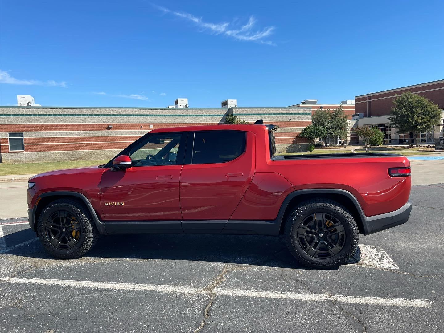 Rivian R1T R1S Took delivery on an R1T yesterday without the tonneau F02A7E0D-D18B-4333-B009-40692B620E61