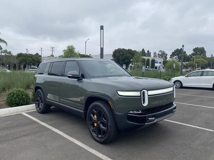 Rivian R1T R1S ? LAUNCH GREEN R1S  Photos acfafadb-23be-47a3-8053-31783f27943f-jpeg