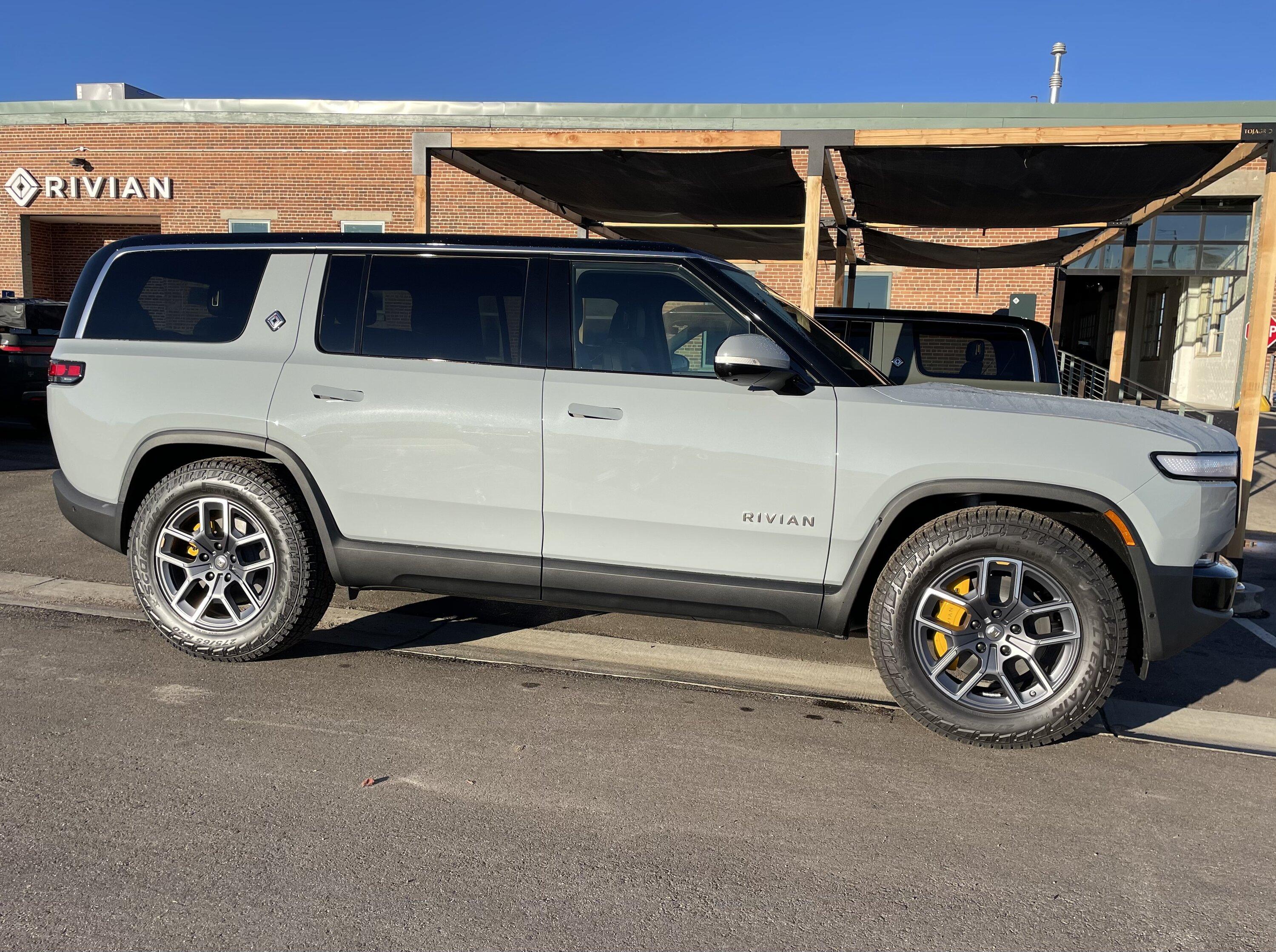 Rivian R1T R1S ? LIMESTONE R1S  Photos 41BC1D8D-778D-470C-ADDE-99DF340B8F72