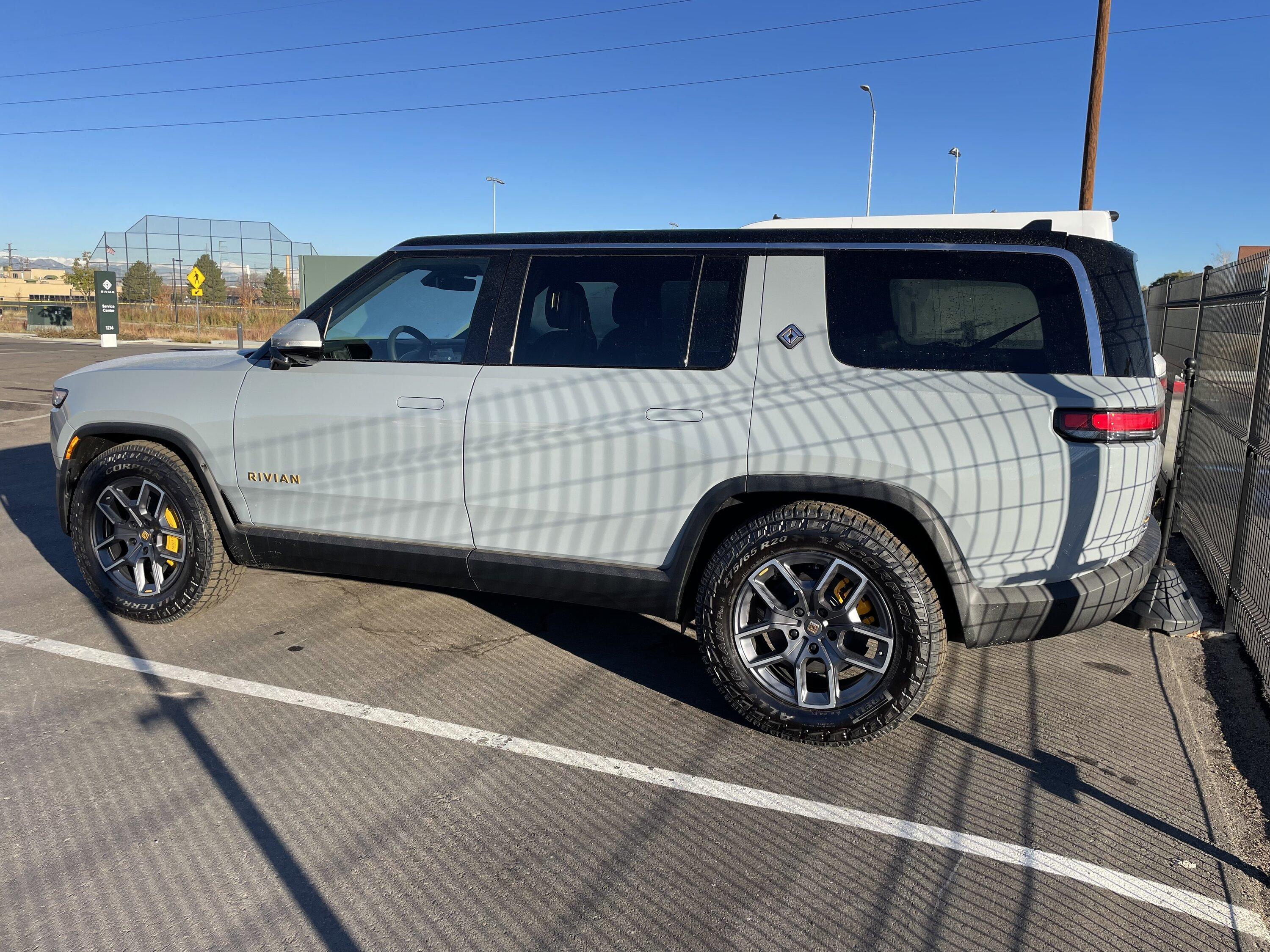 Rivian R1T R1S ? LIMESTONE R1S  Photos 2894B3D7-FB69-4C81-9378-2B502CE1C660