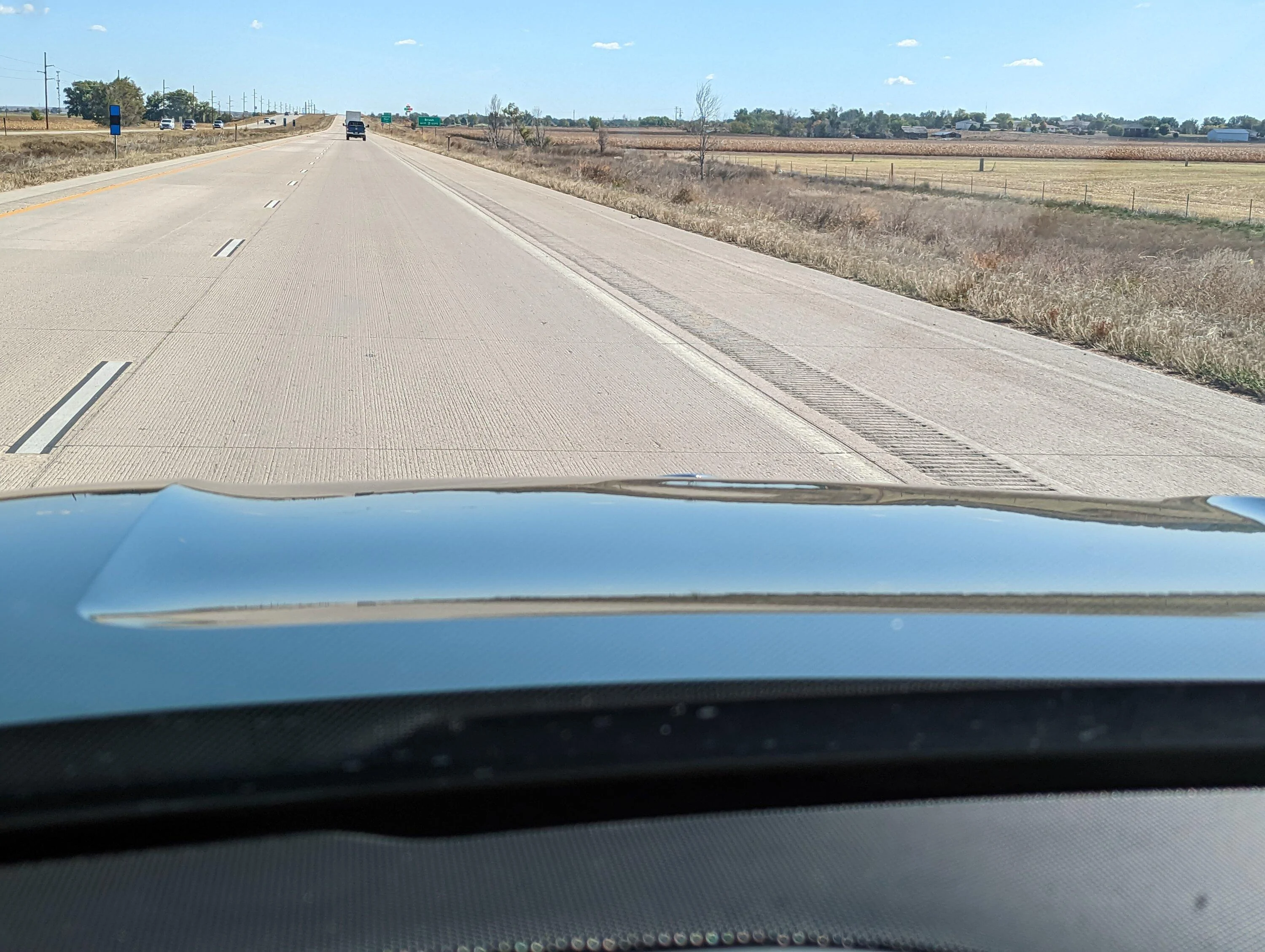 Rivian R1T R1S Hood flutter in the wind PXL_20221013_165804565