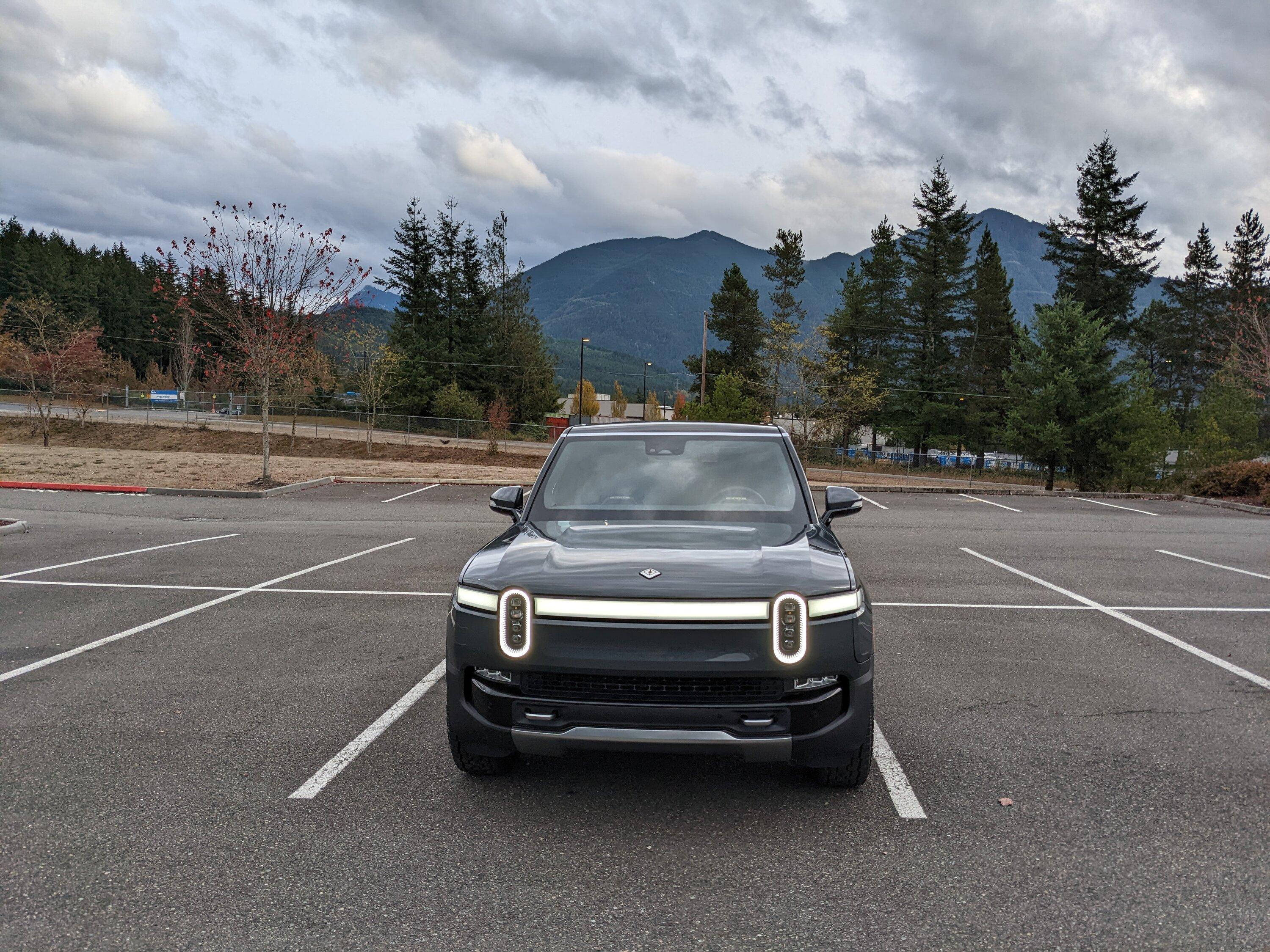 Rivian R1T R1S R1S Delivered - She's home [El Cap Granite, BM, 20 "AT] and she's lovely ! R1SFront