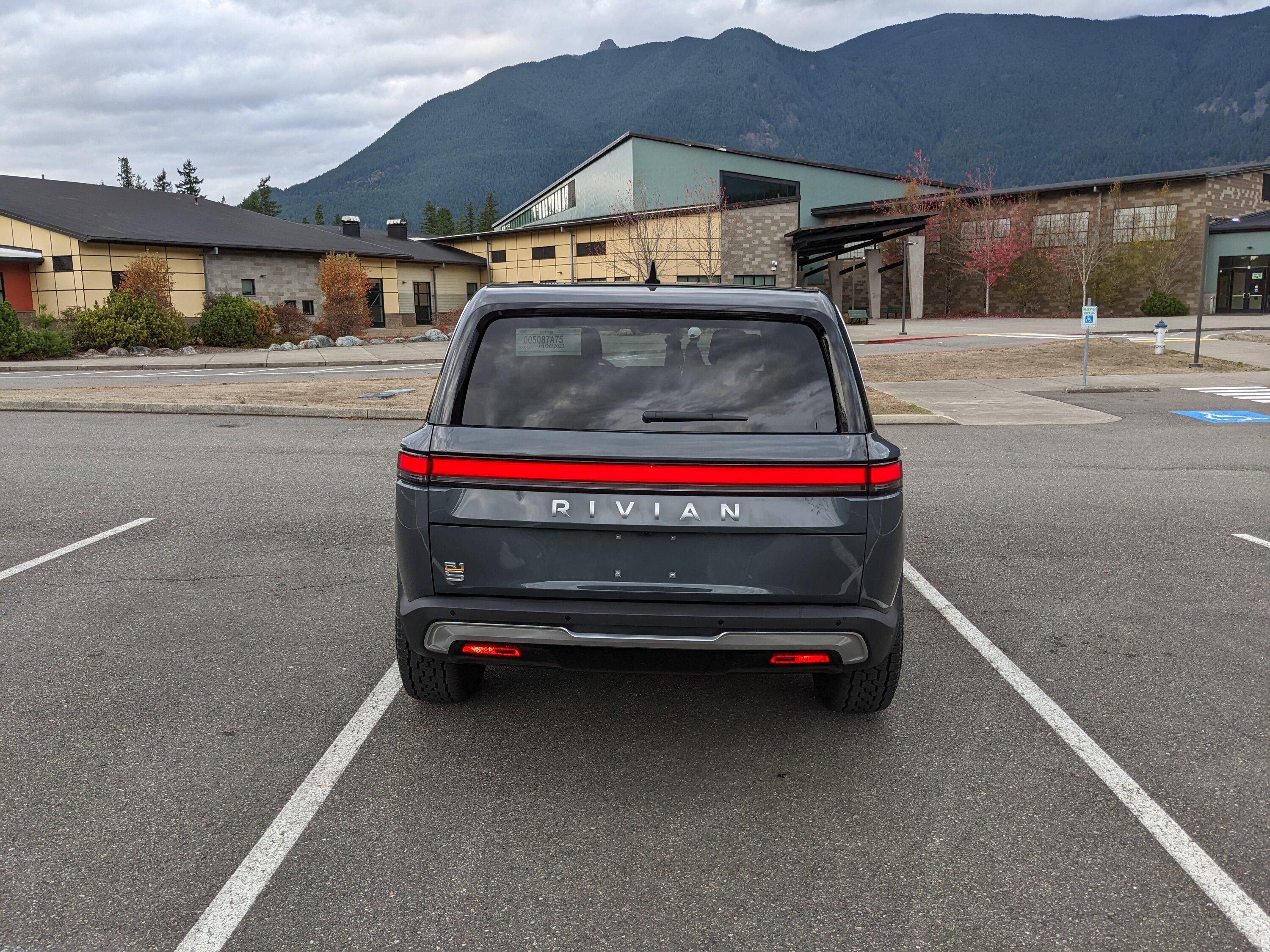 Rivian R1T R1S R1S Delivered - She's home [El Cap Granite, BM, 20 "AT] and she's lovely ! R1SRear