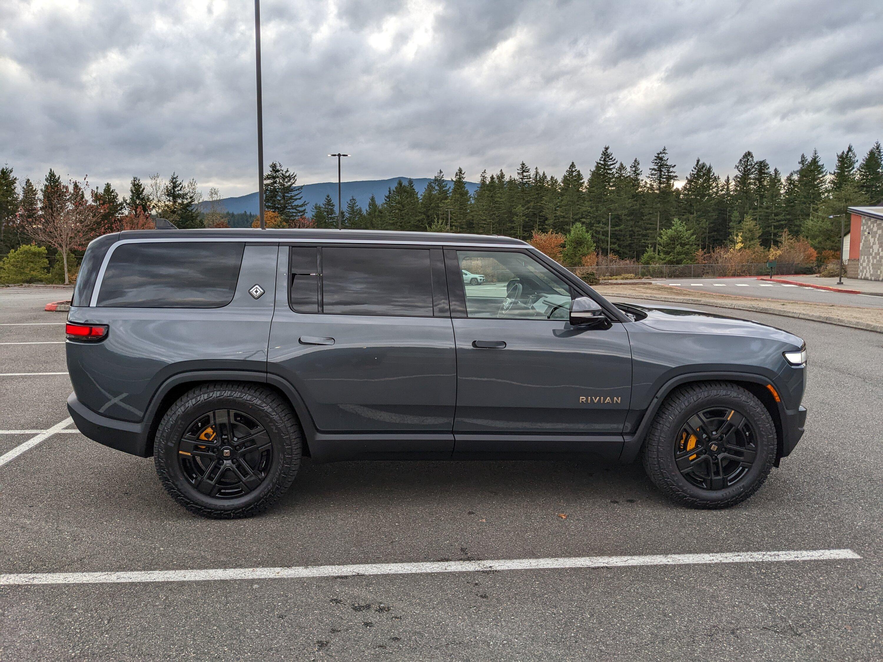 Rivian R1T R1S R1S Delivered - She's home [El Cap Granite, BM, 20 "AT] and she's lovely ! R1SRight
