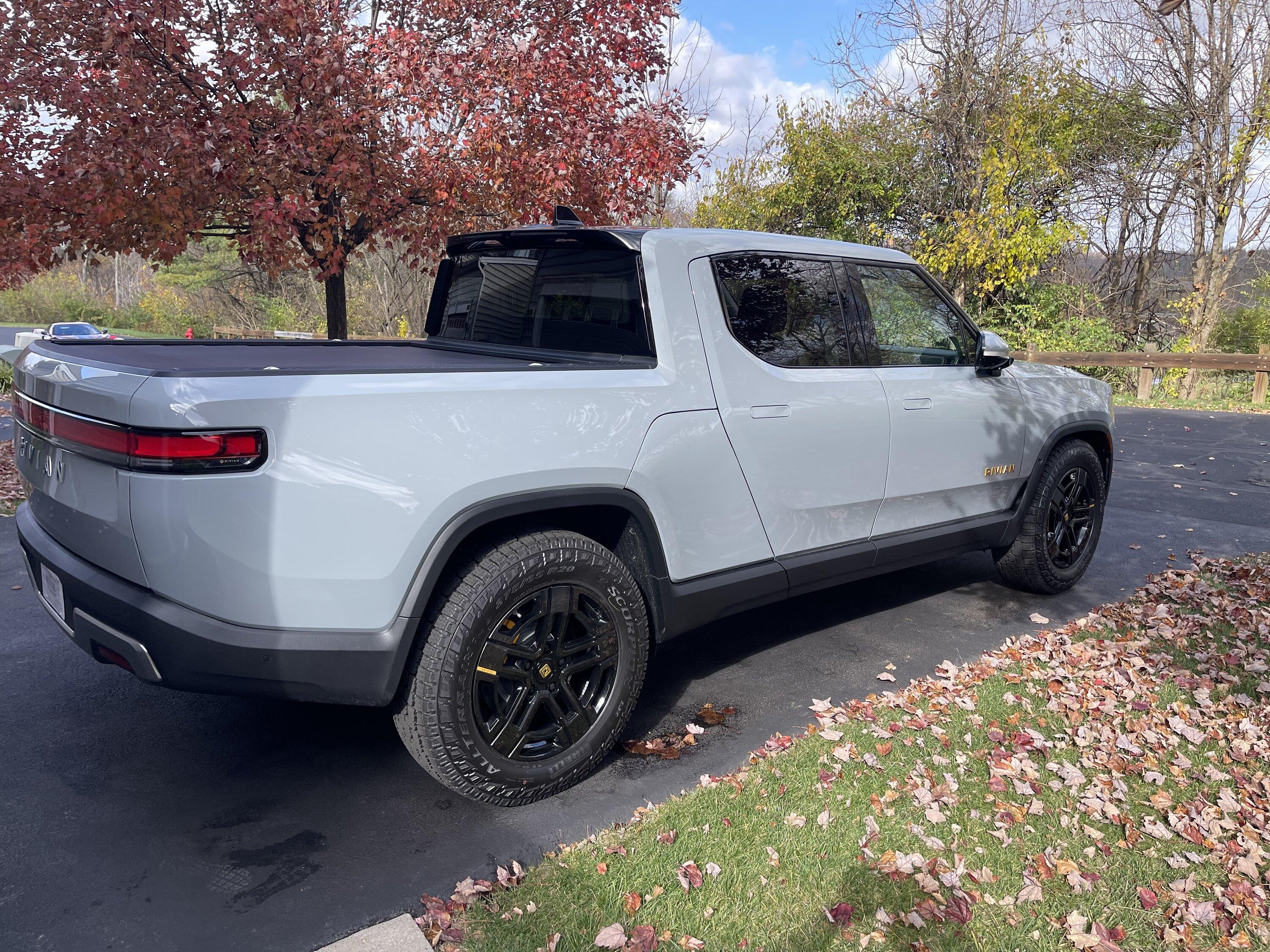 Rivian R1T R1S LIMESTONE R1T Photos 7438F46B-3FB5-48E6-A69B-E6B501346943