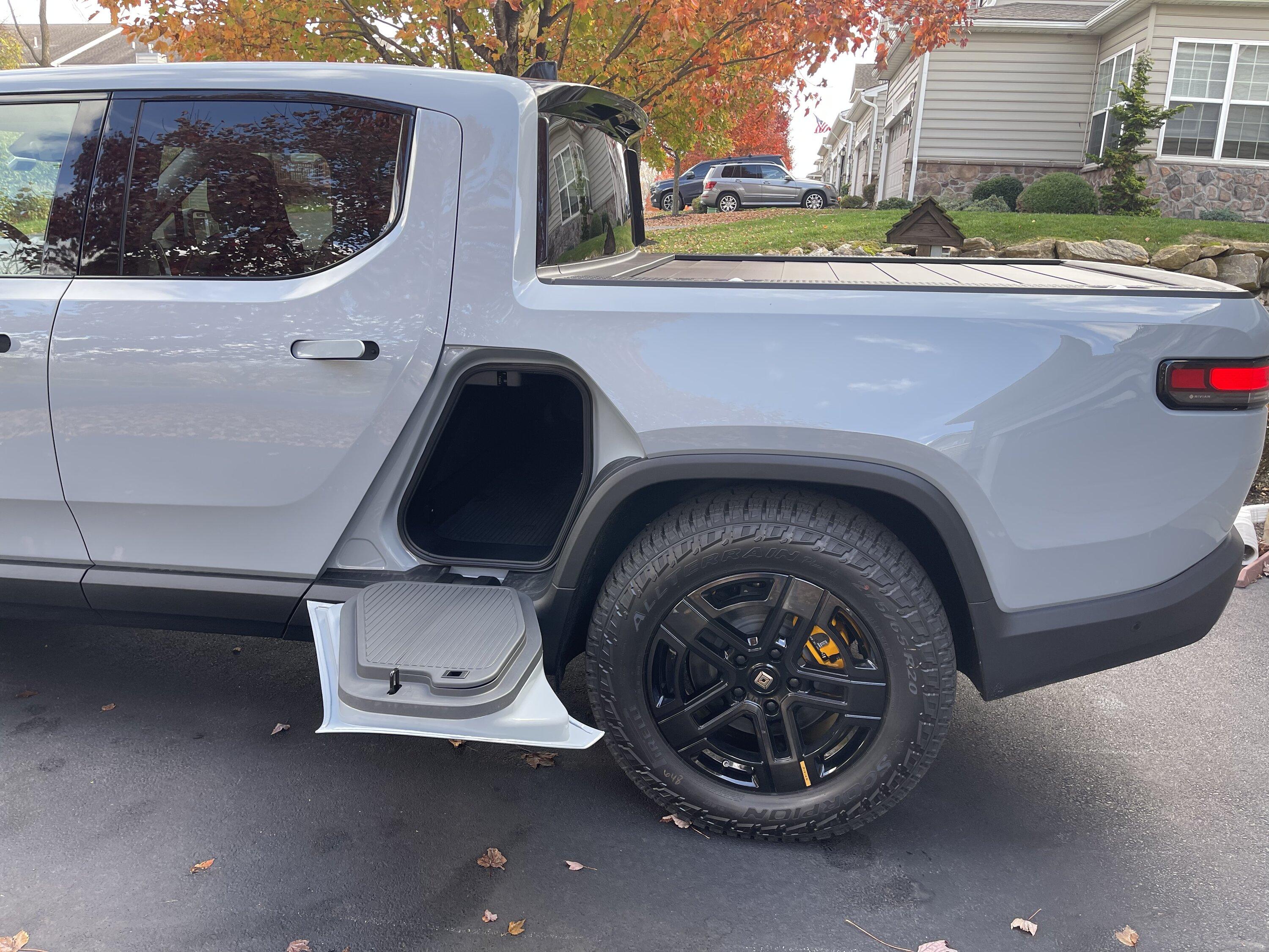 Rivian R1T R1S LIMESTONE R1T Photos 28C45D6B-CF9E-479D-BC84-18A2D9128D9E