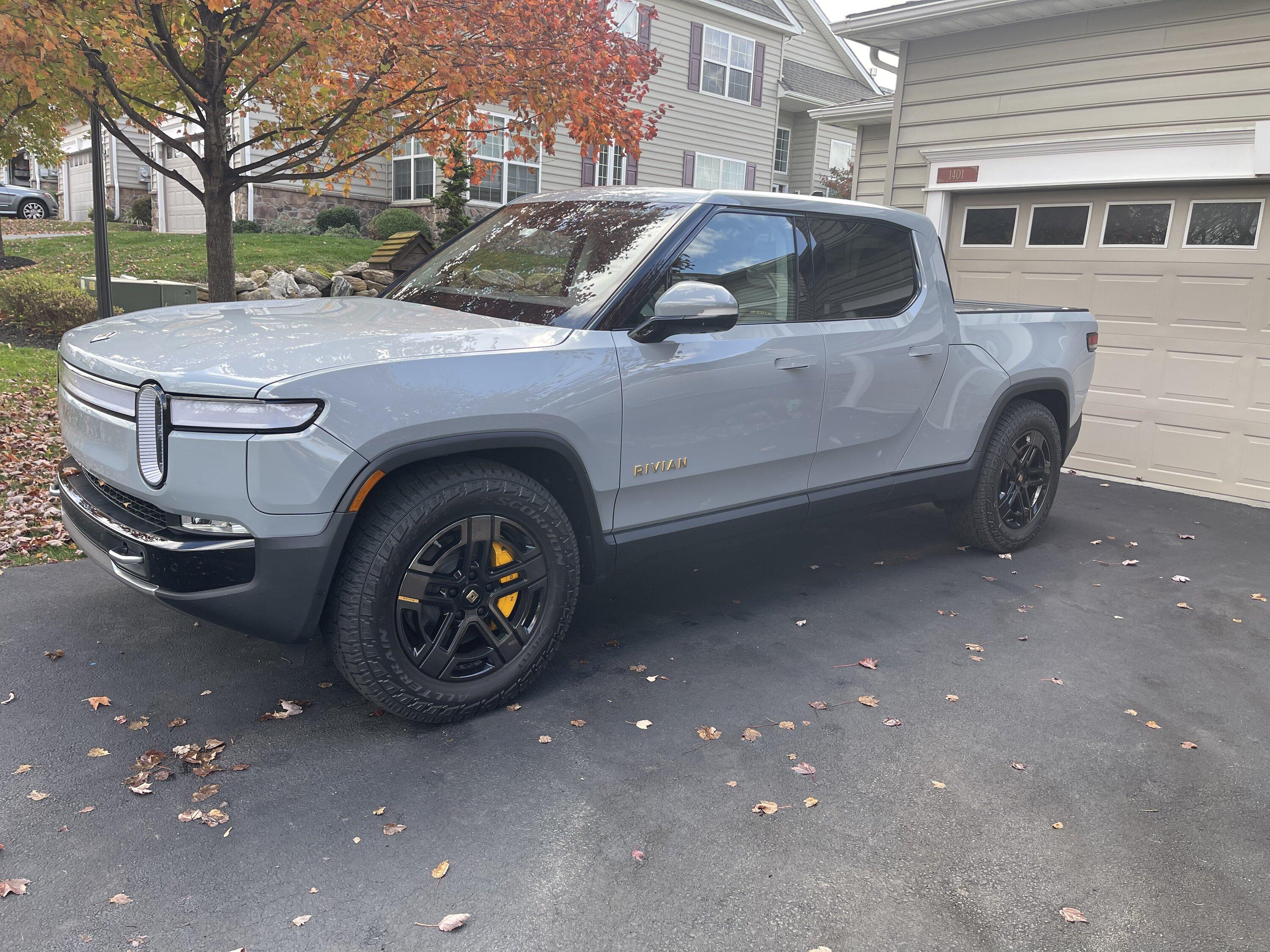 Rivian R1T R1S LIMESTONE R1T Photos 64EC78D5-EBAD-4C9C-AB45-7F9B2795C7E5