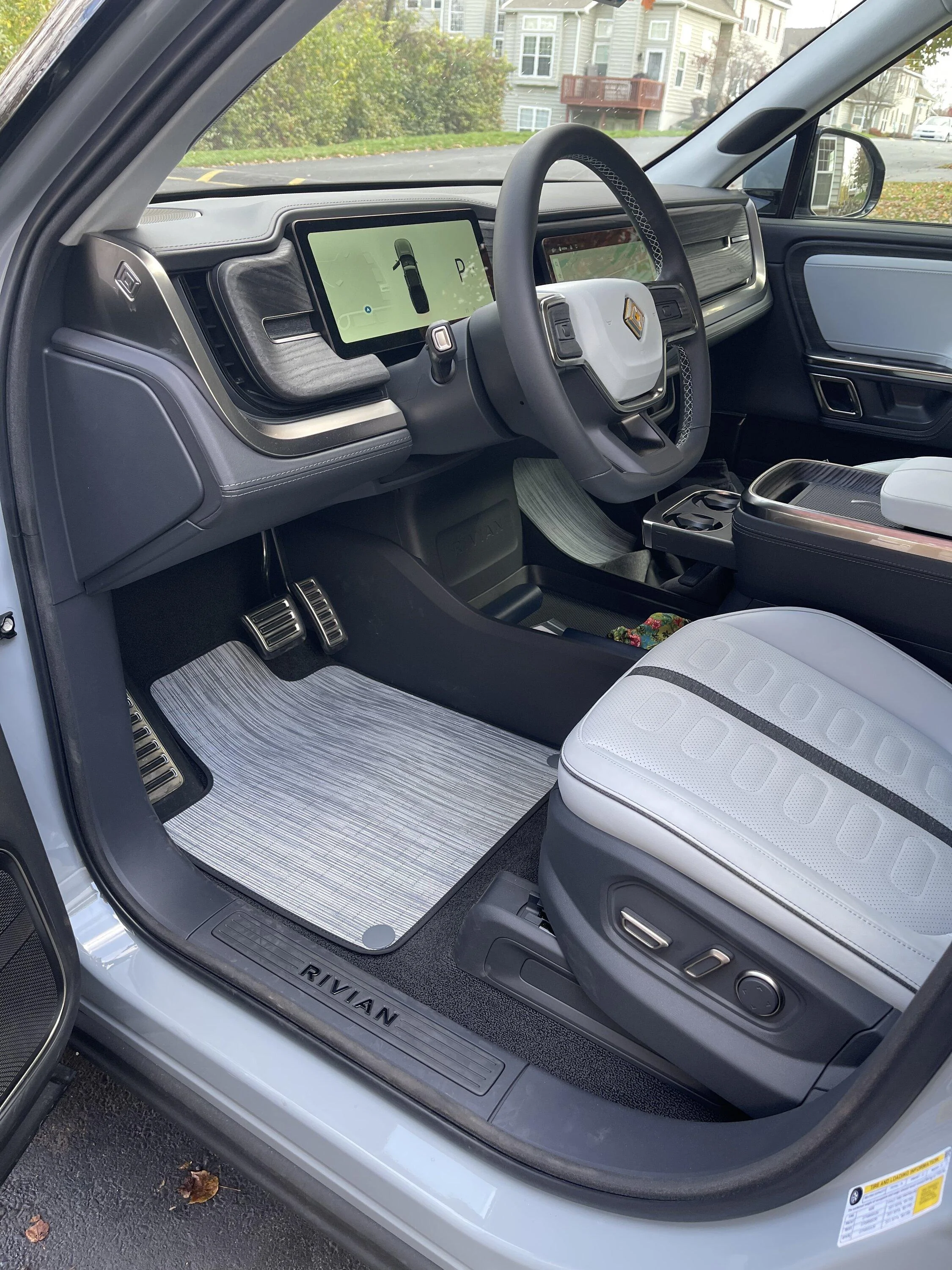 Rivian R1T R1S LIMESTONE R1T Photos 674D2679-C85A-4D7B-9806-BC4A445C1631