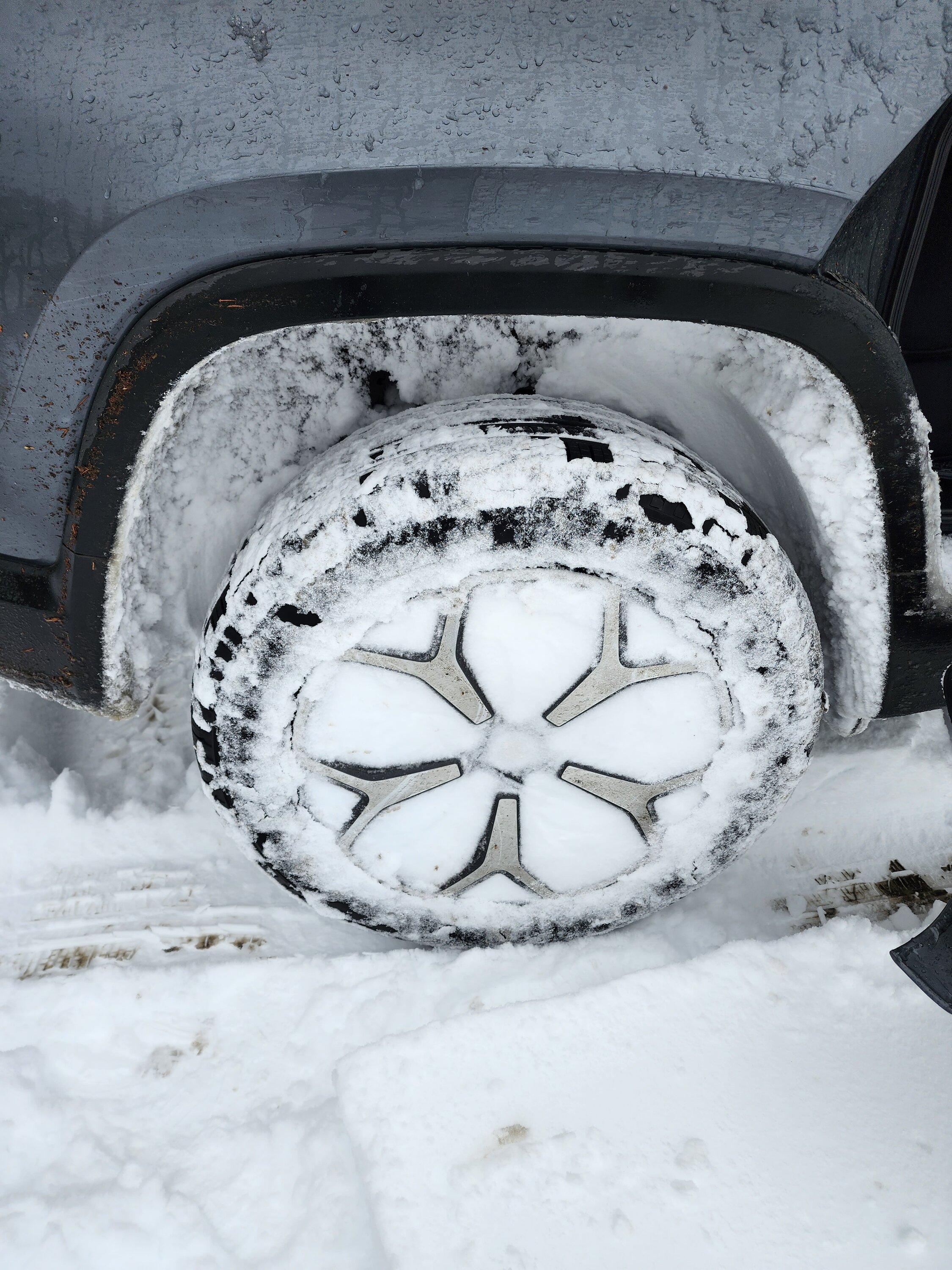 Rivian R1T R1S Factory 21" tires pretty good offroad and in snow. 20221106_124828