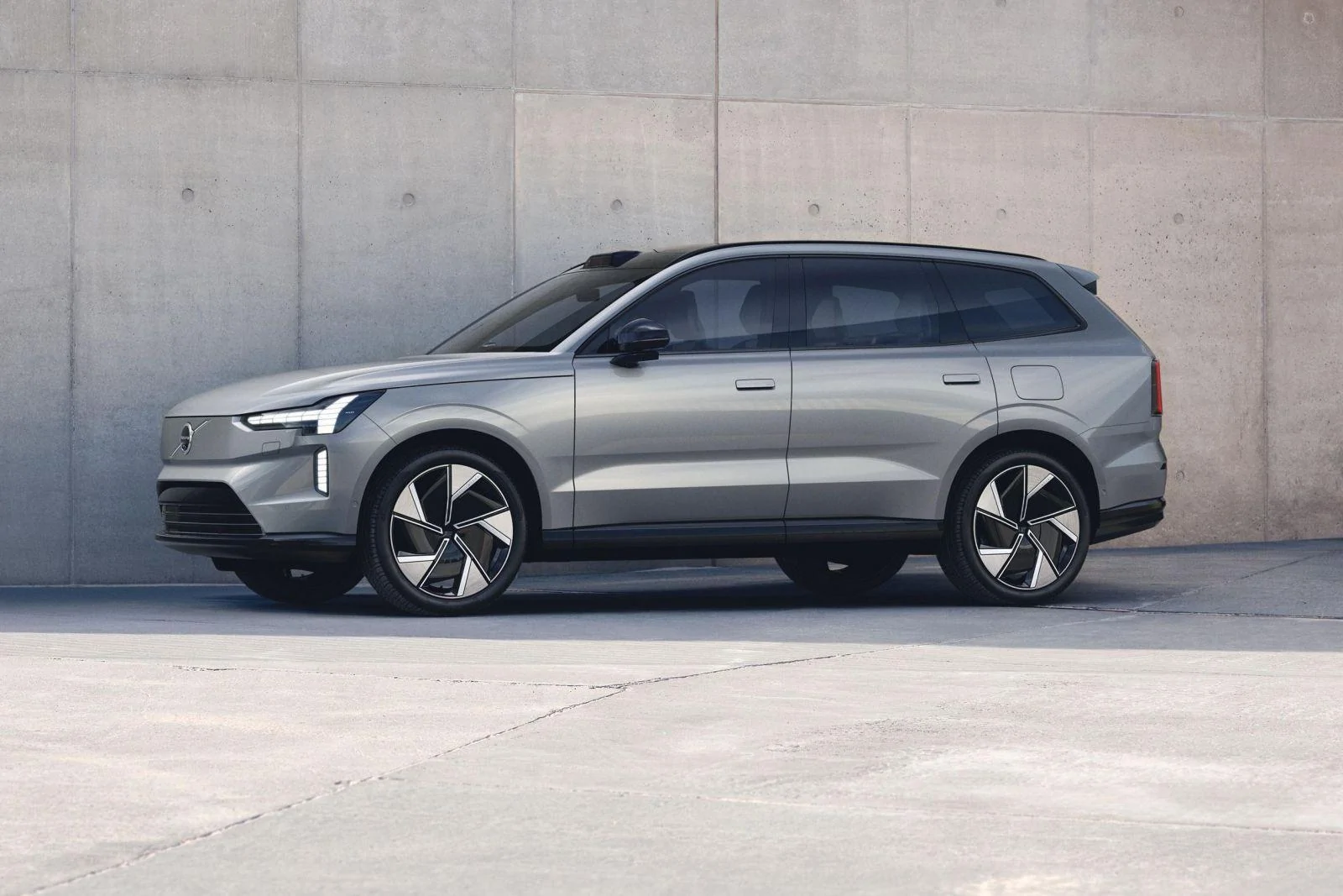 Rivian R1T R1S Volvo EX90 could be worthy competitor to R1S volvo-ex90-reveal-19