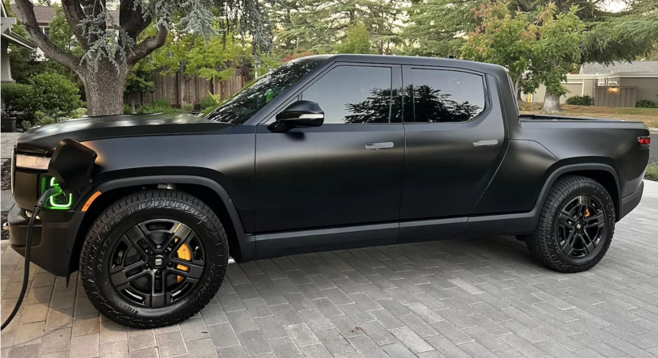 Rivian R1T R1S Black or White Color Choice? D5FDD7DF-25A0-4AB7-BAA7-96BE1B789FBE
