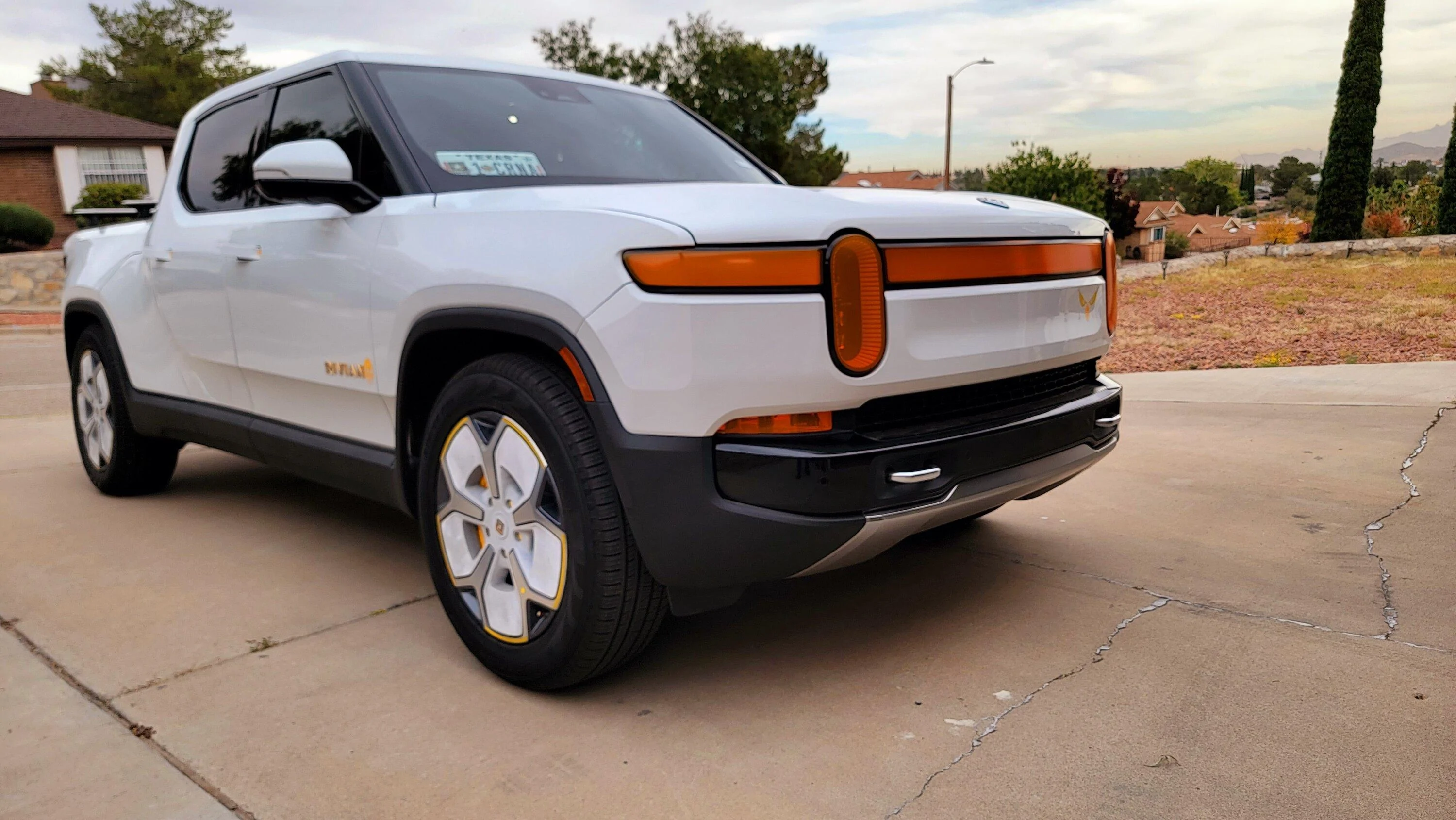 Rivian R1T R1S Black or White Color Choice? 20221107_143023