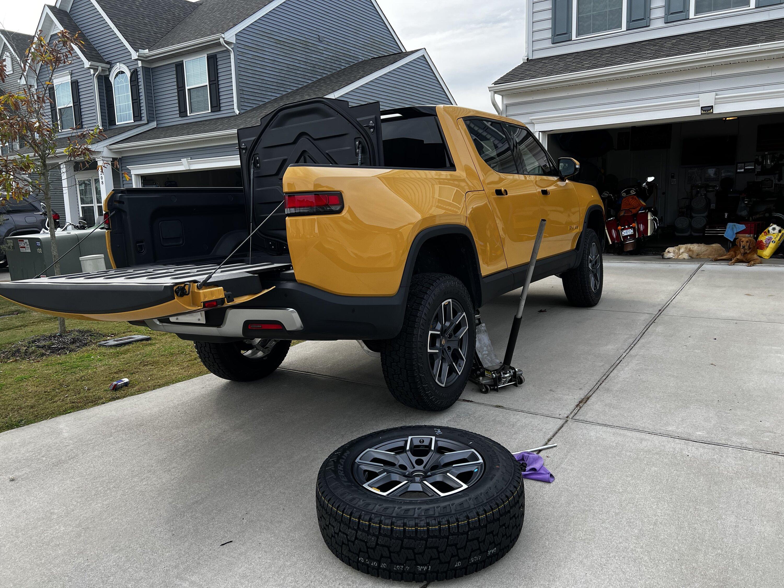 Rivian R1T R1S COMPASS YELLOW R1T Photos 1BF36046-2671-438B-BC73-D98645FC0AAE