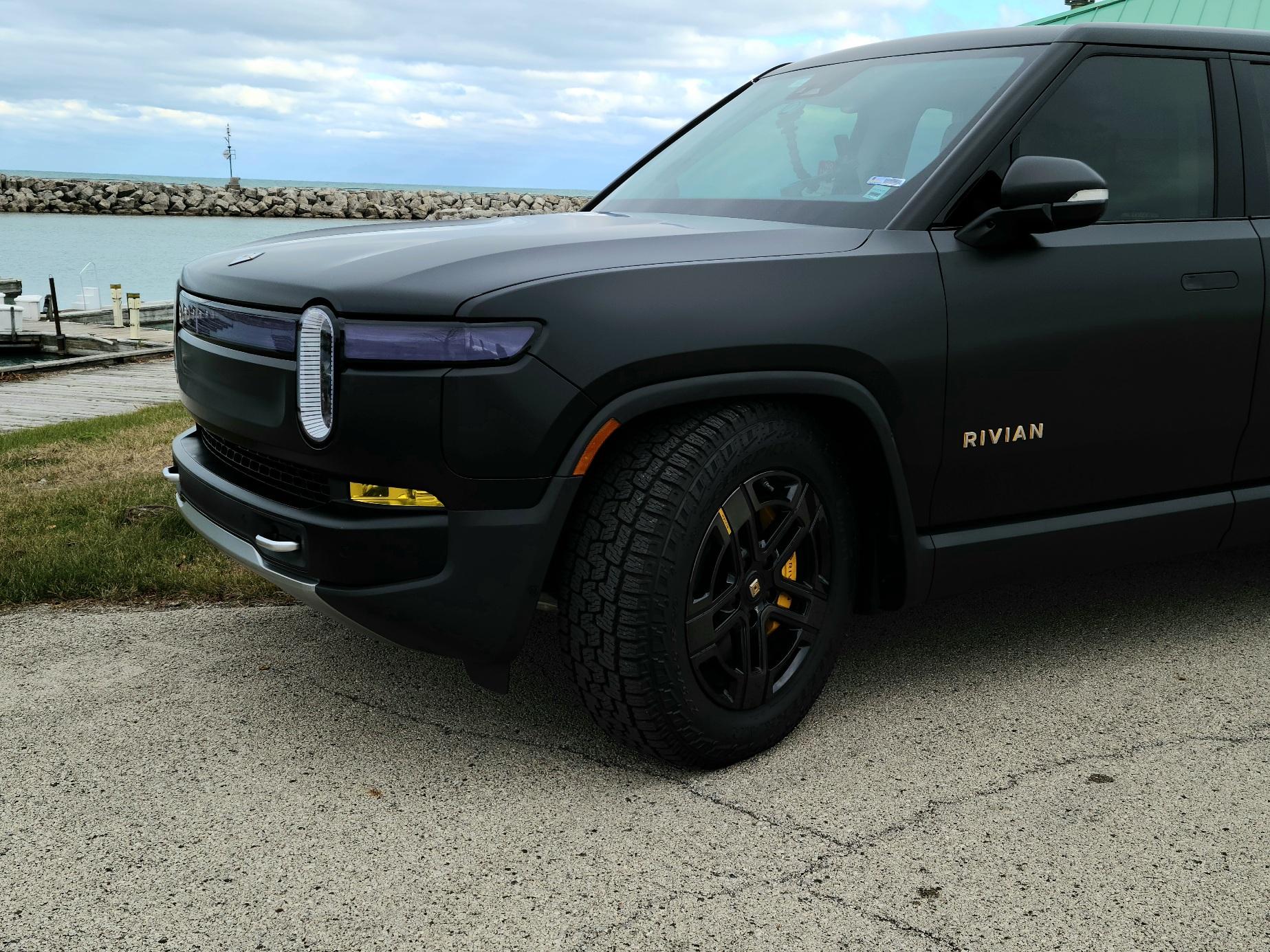 Rivian R1T R1S Black or White Color Choice? 20221113_152720