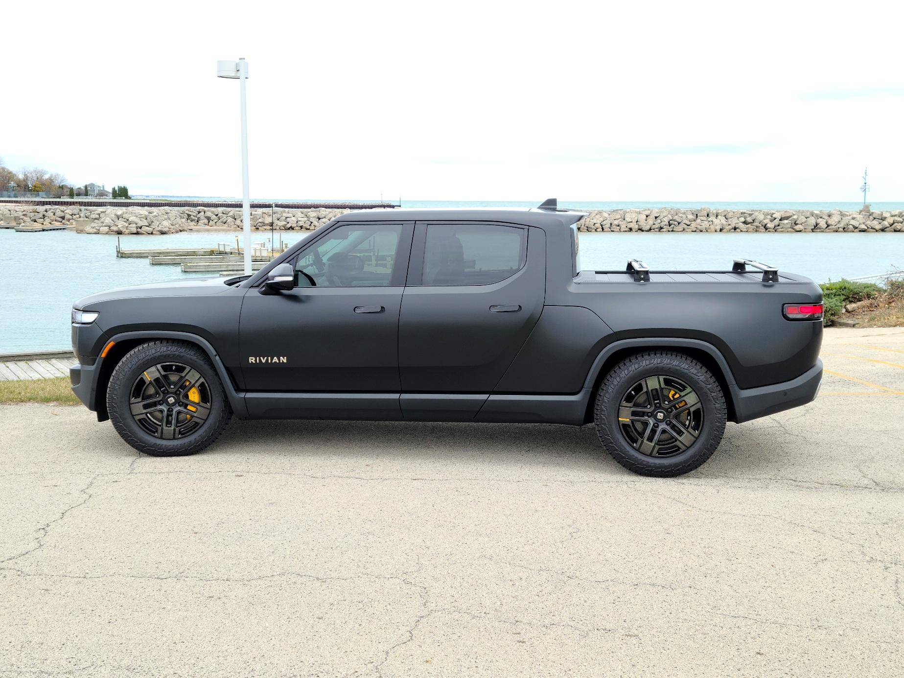 Rivian R1T R1S Black or White Color Choice? 20221113_152459