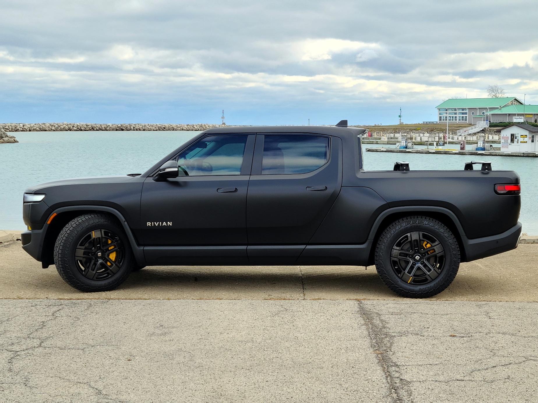 Rivian R1T R1S MIDNIGHT (Black) Rivian Photos 20221113_152548