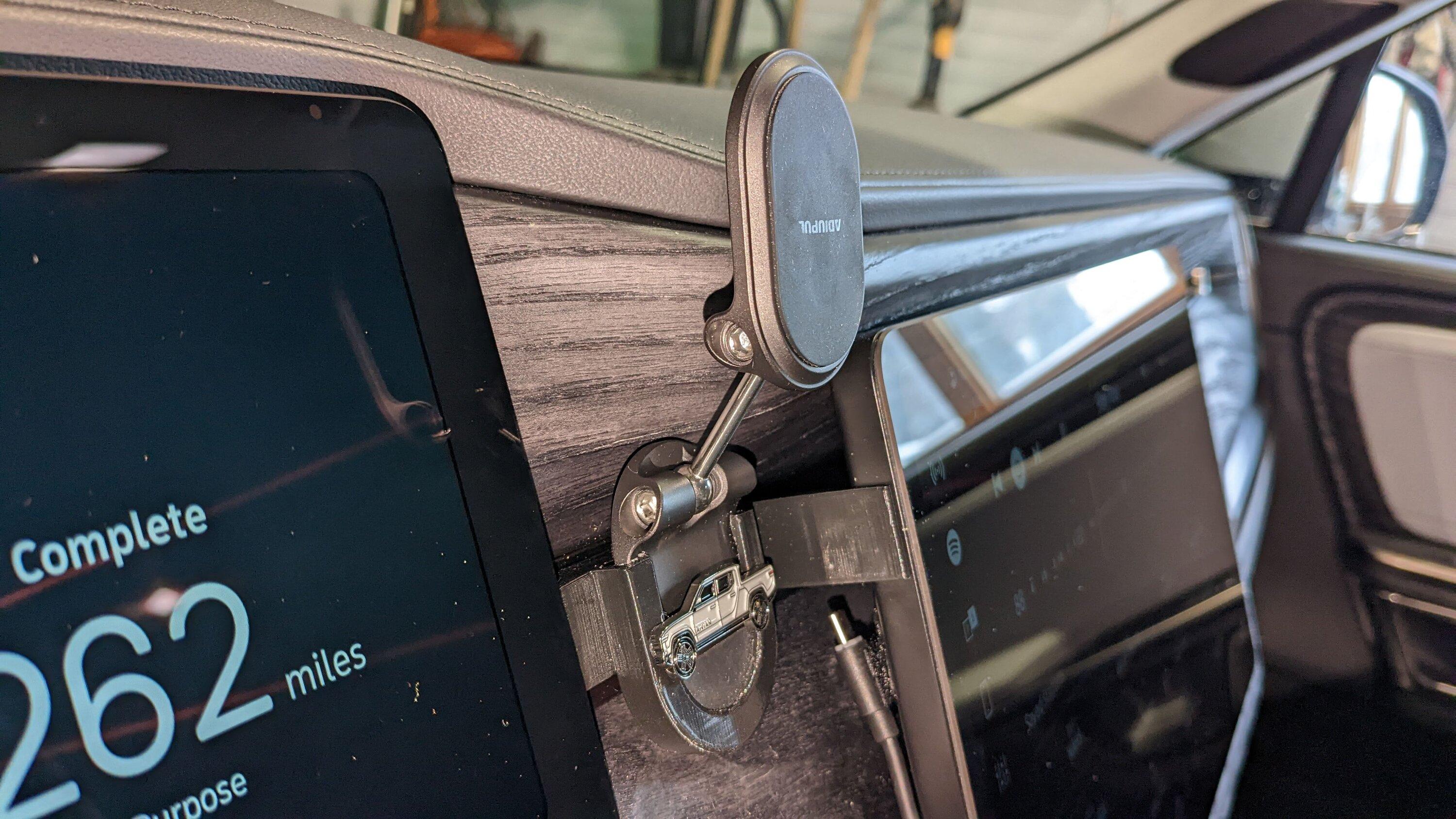 Rivian R1T R1S Mounting a cell phone.  Has anyone done it? PXL_20221120_170656395