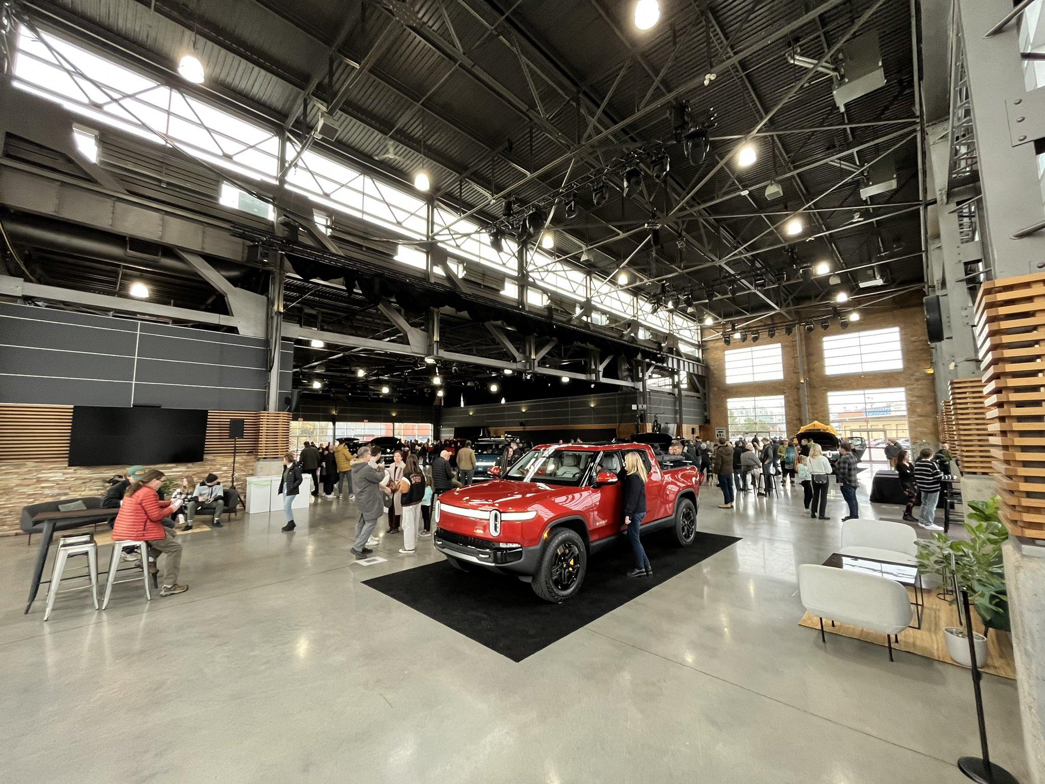 Rivian R1T R1S Photos / videos from today's Rivian Vancouver Open House Event (Canada Launch Event) FiCBMpGagAA3SVV
