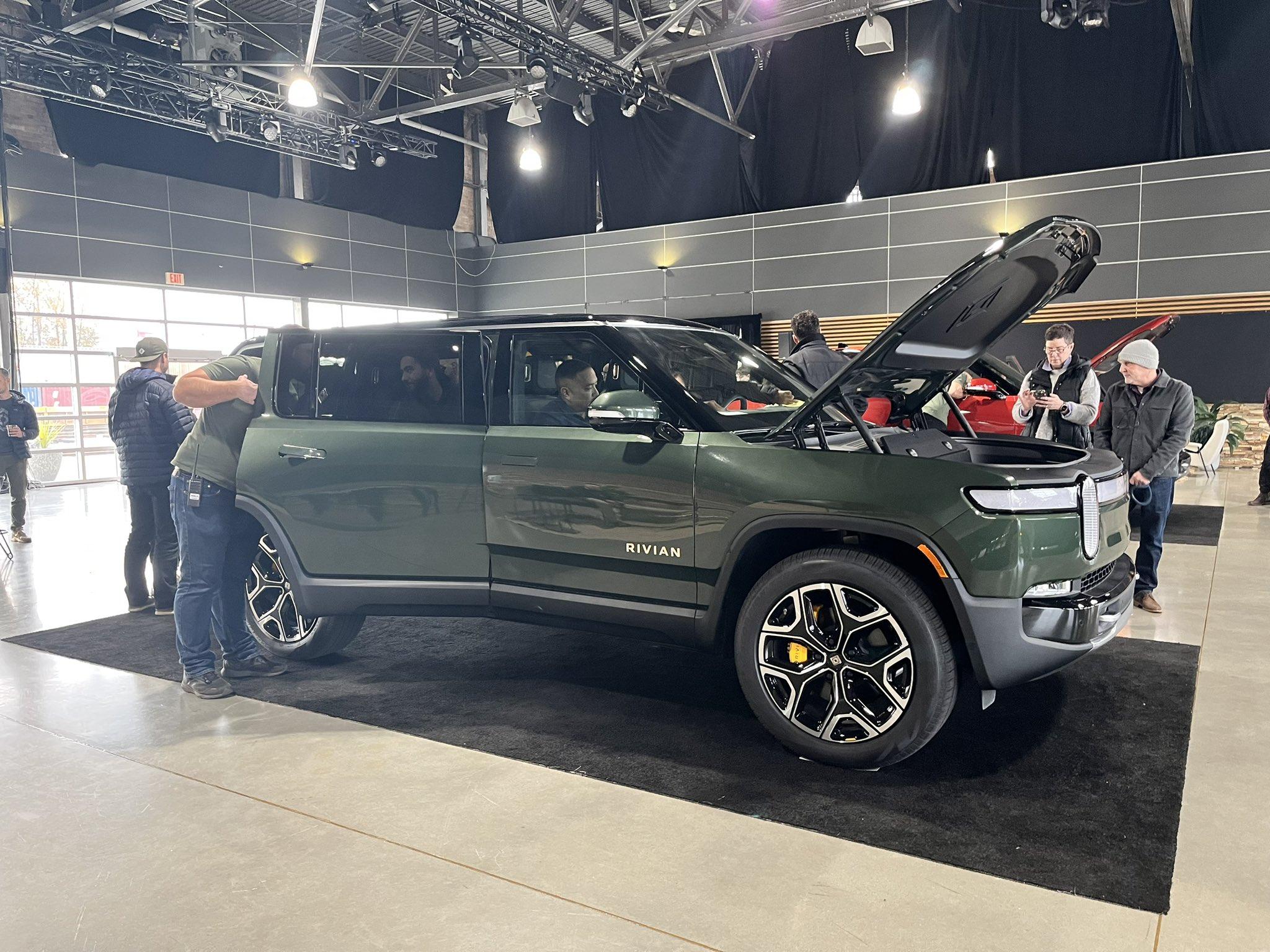 Rivian R1T R1S Photos / videos from today's Rivian Vancouver Open House Event (Canada Launch Event) FiCDBmkaYAAPEbw
