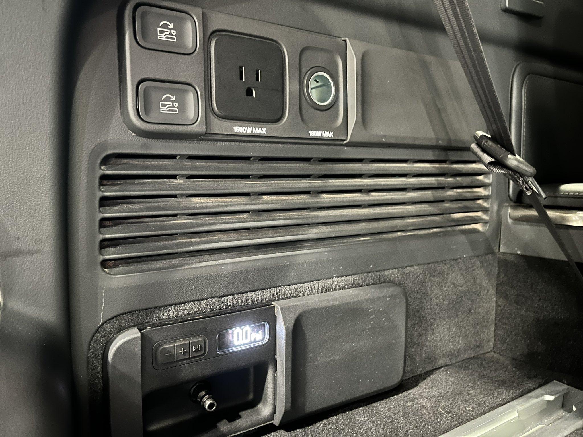 Rivian R1T R1S Photos / videos from today's Rivian Vancouver Open House Event (Canada Launch Event) FiCPdi2aMAAunAJ