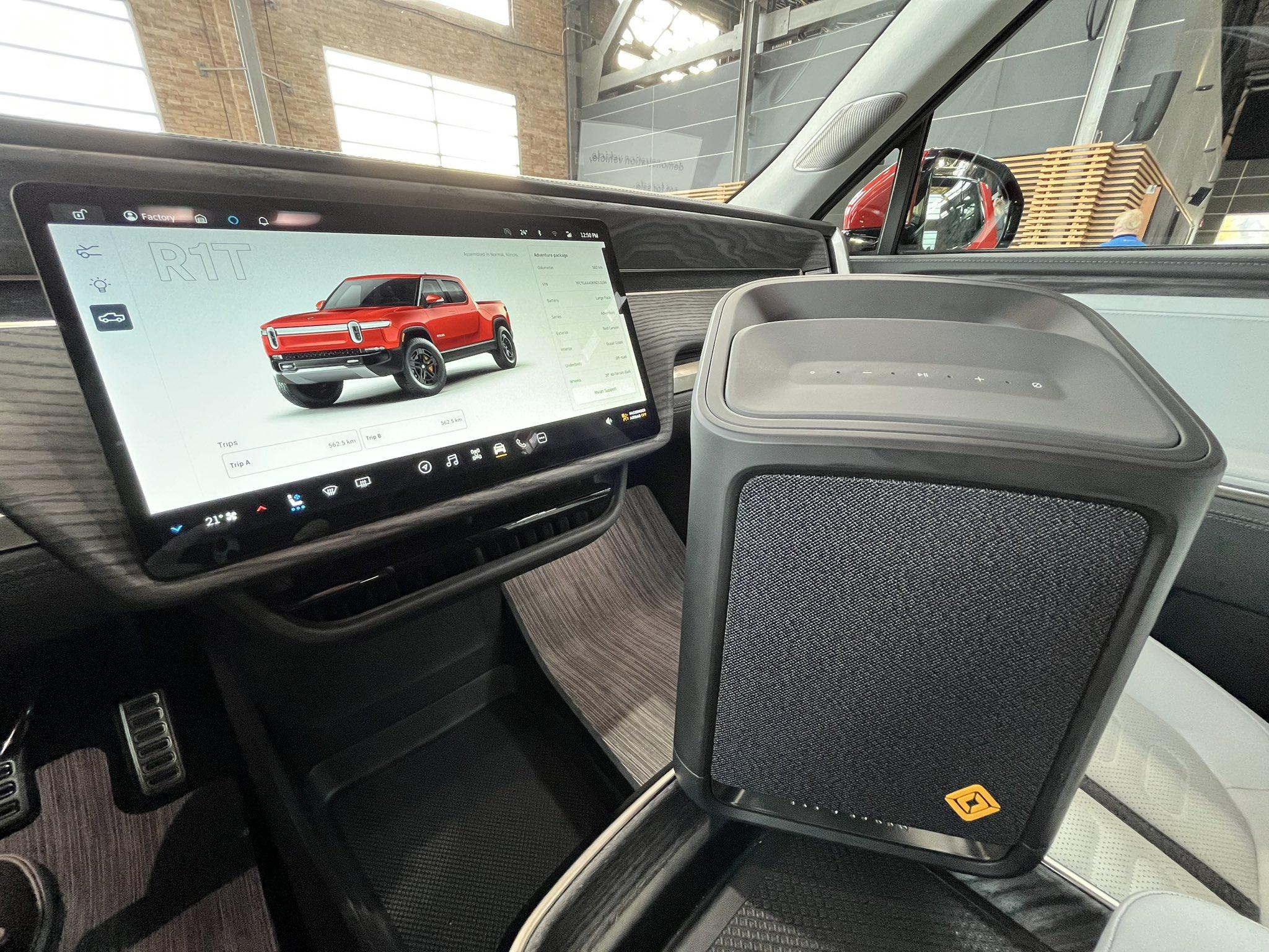 Rivian R1T R1S Photos / videos from today's Rivian Vancouver Open House Event (Canada Launch Event) FiChD5maEAAyS1q