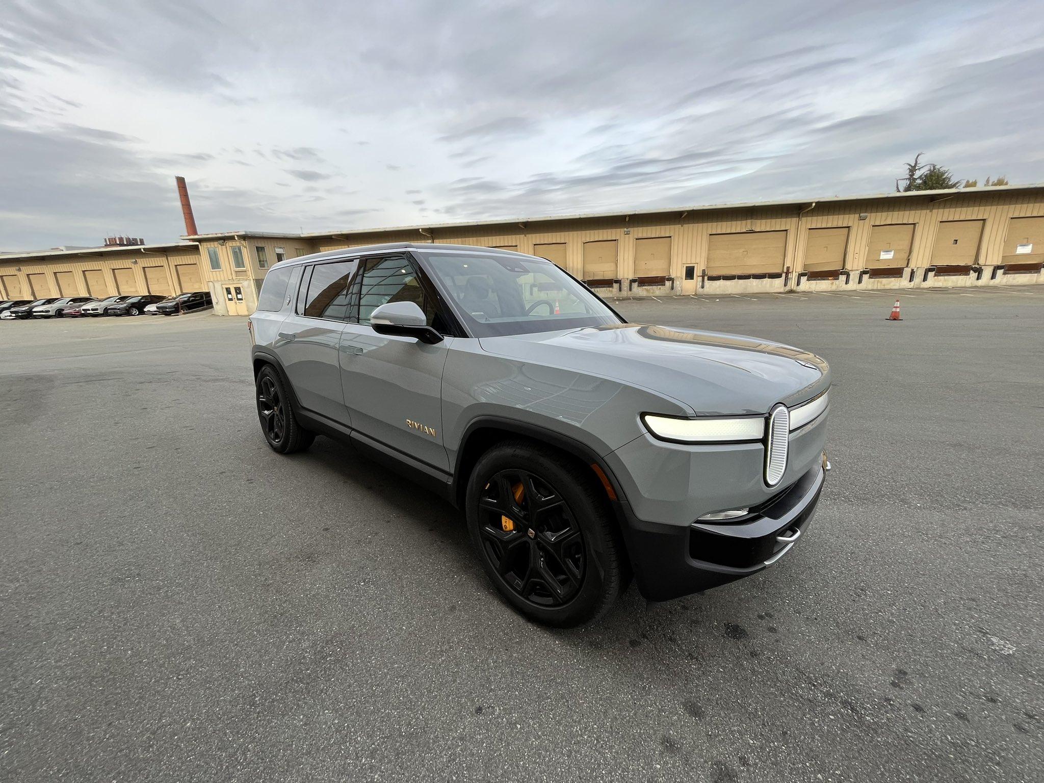 Rivian R1T R1S Photos / videos from today's Rivian Vancouver Open House Event (Canada Launch Event) FiColVnacAEa8l7