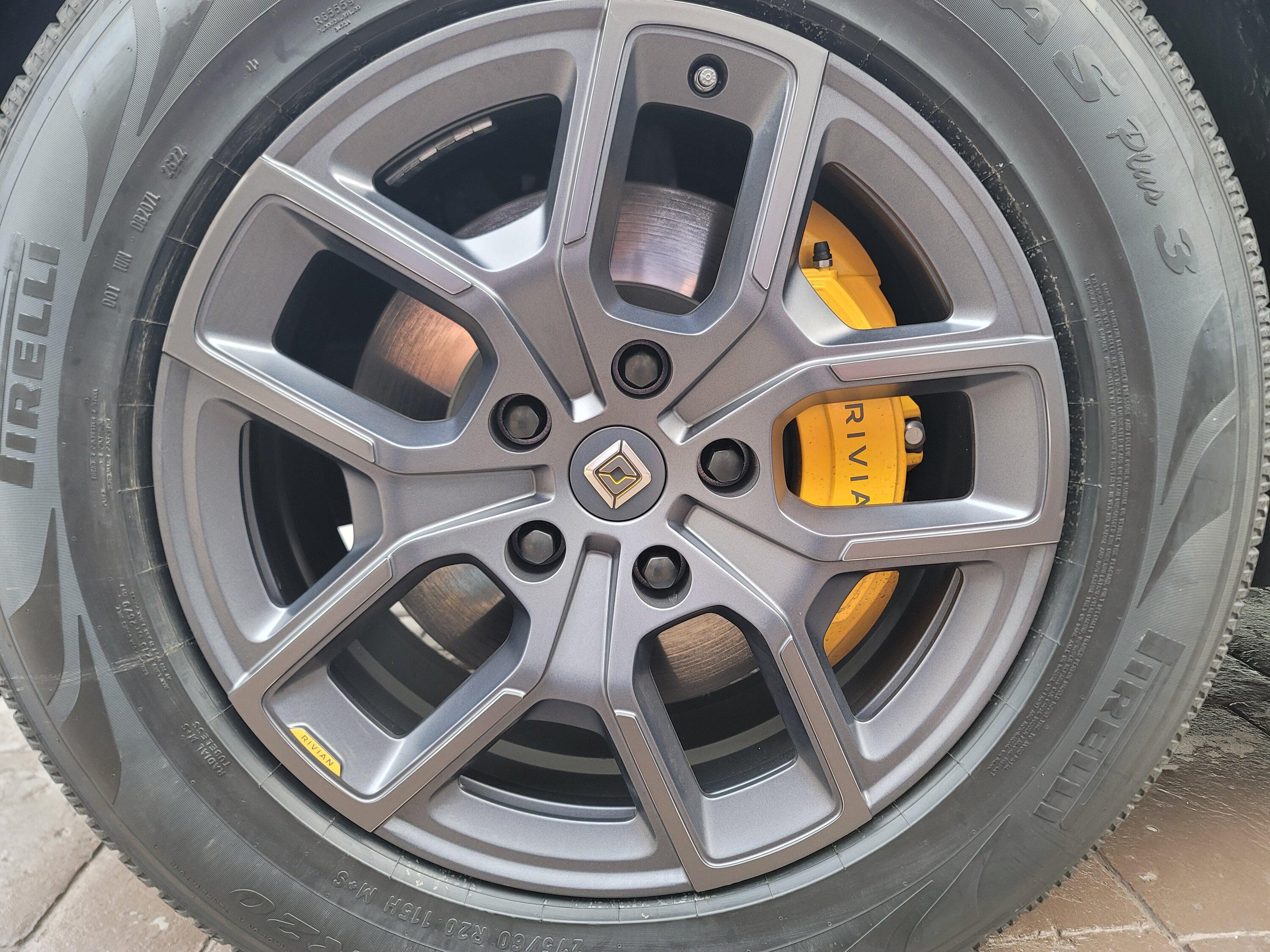 Rivian R1T R1S Trade 20" a/t for 20" darks 20221029_082549