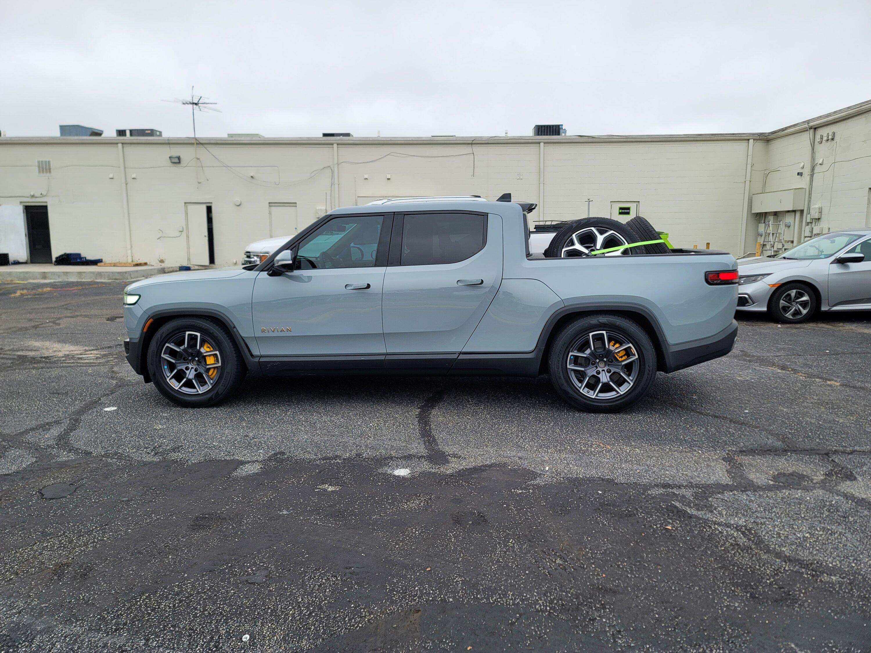 Rivian R1T R1S Trade 20" a/t for 20" darks 20221025_135155
