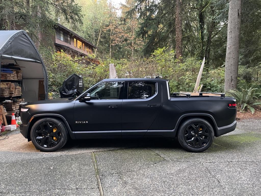Rivian R1T R1S MIDNIGHT (Black) Rivian Photos A29840AB-B25A-46ED-A32D-6653658CB648_1_105_c