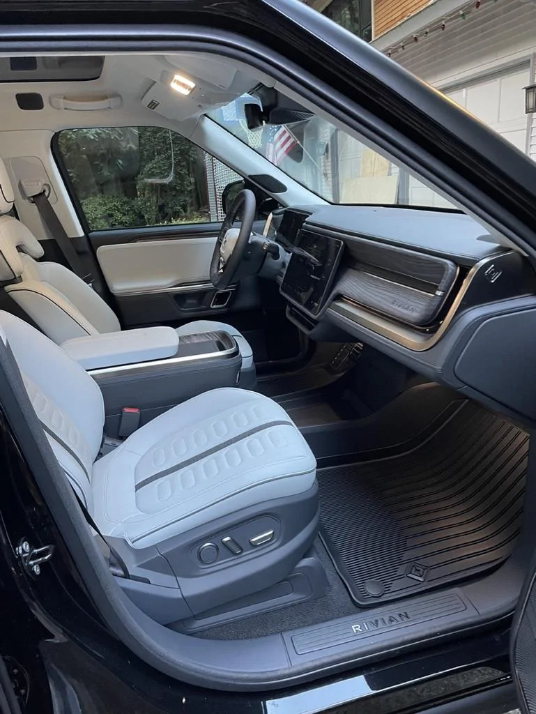 Rivian R1T R1S MIDNIGHT (Black) Rivian Photos 91836E9B-4CE5-4C8C-B007-76FD26091E45_1_105_c