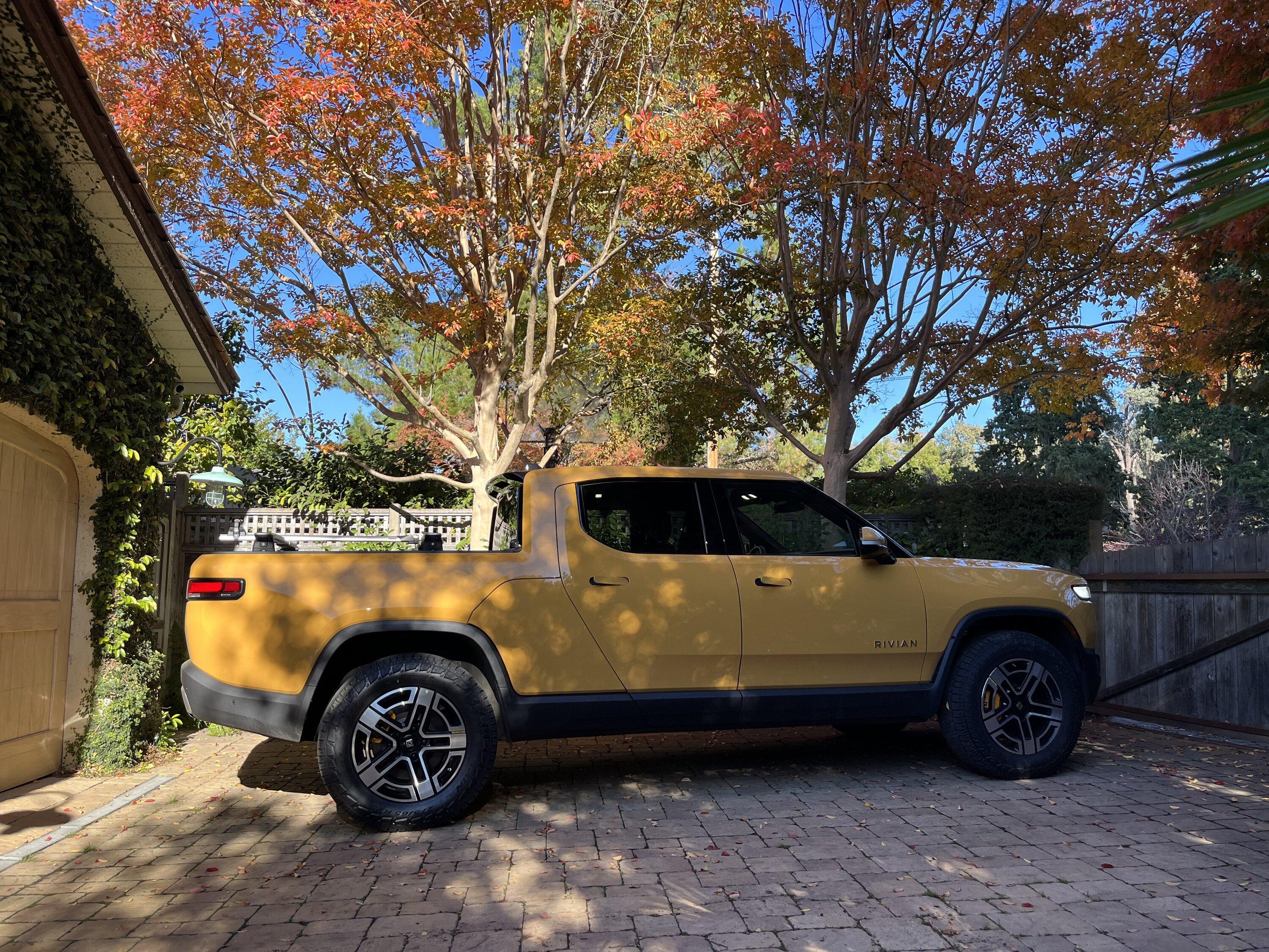 Rivian R1T R1S COMPASS YELLOW R1T Photos 61DA7498-CC53-40FB-9747-E05D7470BD7A