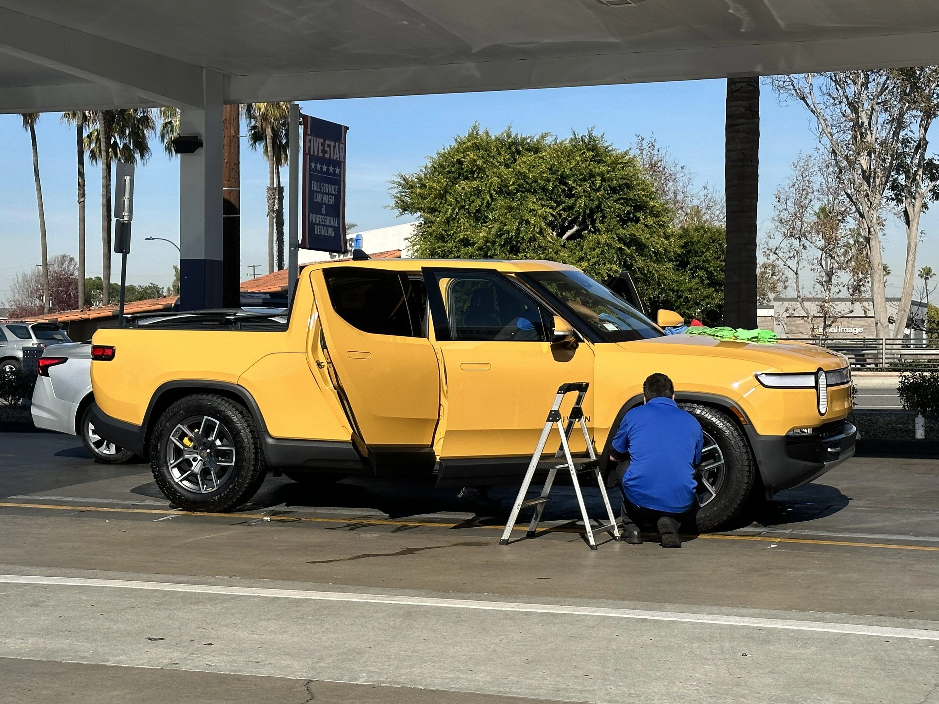 Rivian R1T R1S COMPASS YELLOW R1T Photos 39C61C45-D8EE-43B4-9FF7-33540C9E966B