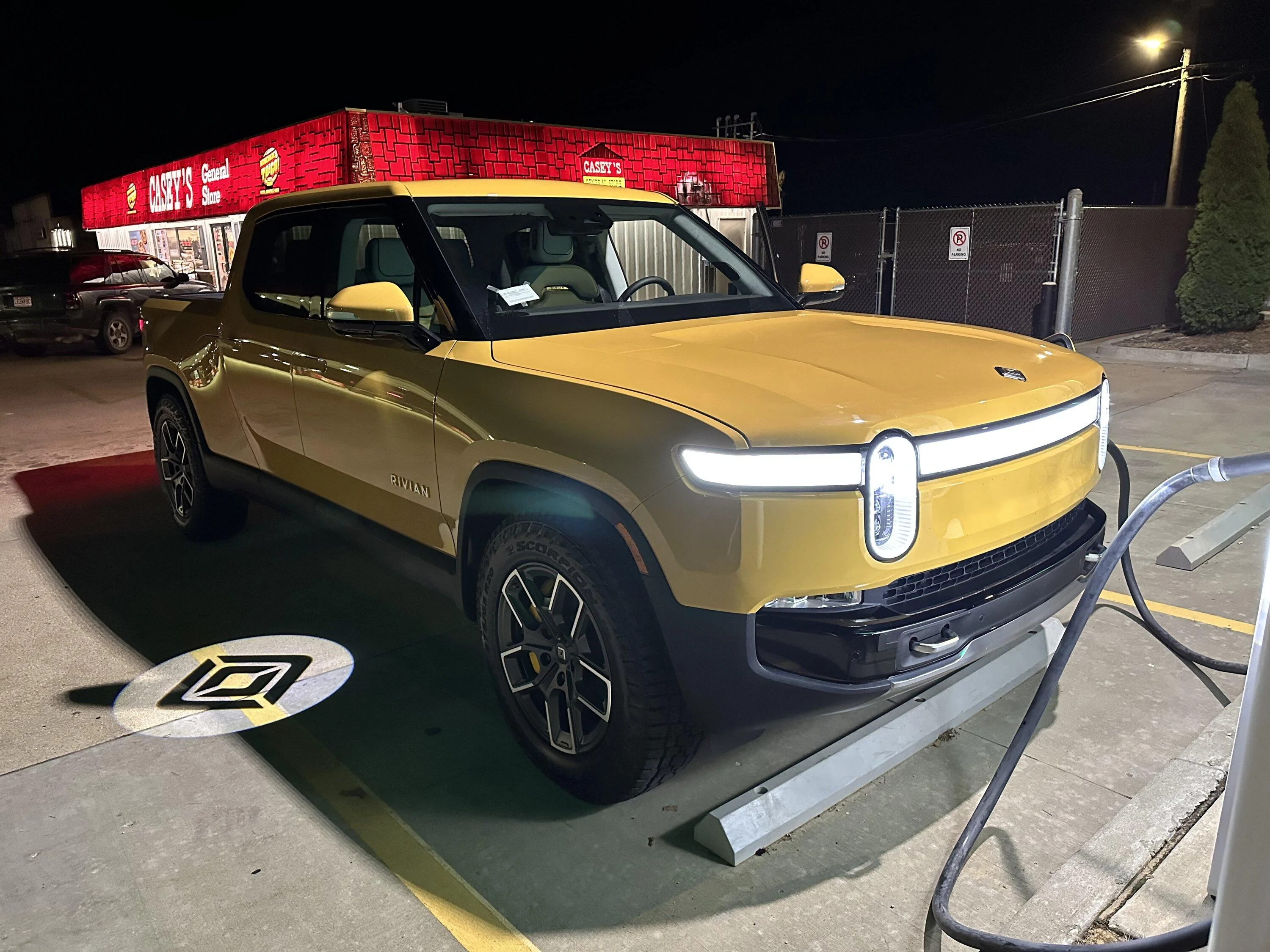 Rivian R1T R1S COMPASS YELLOW R1T Photos 8A2802F6-07CA-4F28-8513-7E51A41BE6E3