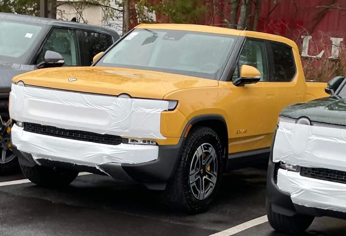 Rivian R1T R1S COMPASS YELLOW R1T Photos 02C543C3-3C8A-410E-A48B-EB8BC5F35C4E