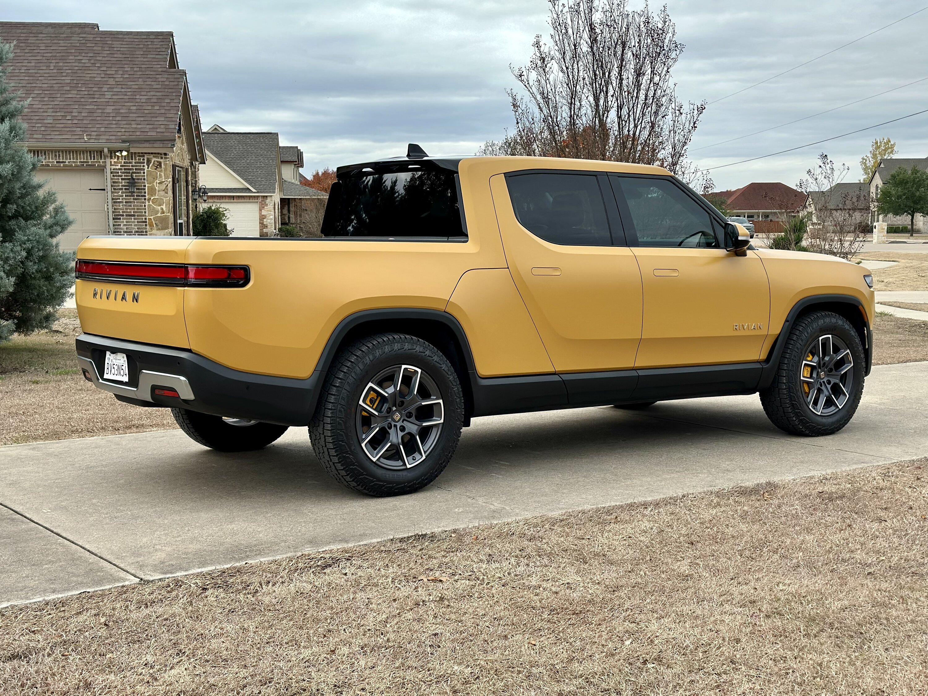 Rivian R1T R1S COMPASS YELLOW R1T Photos A5FFEEC9-95B9-44EC-B9F8-77F365E47C9E