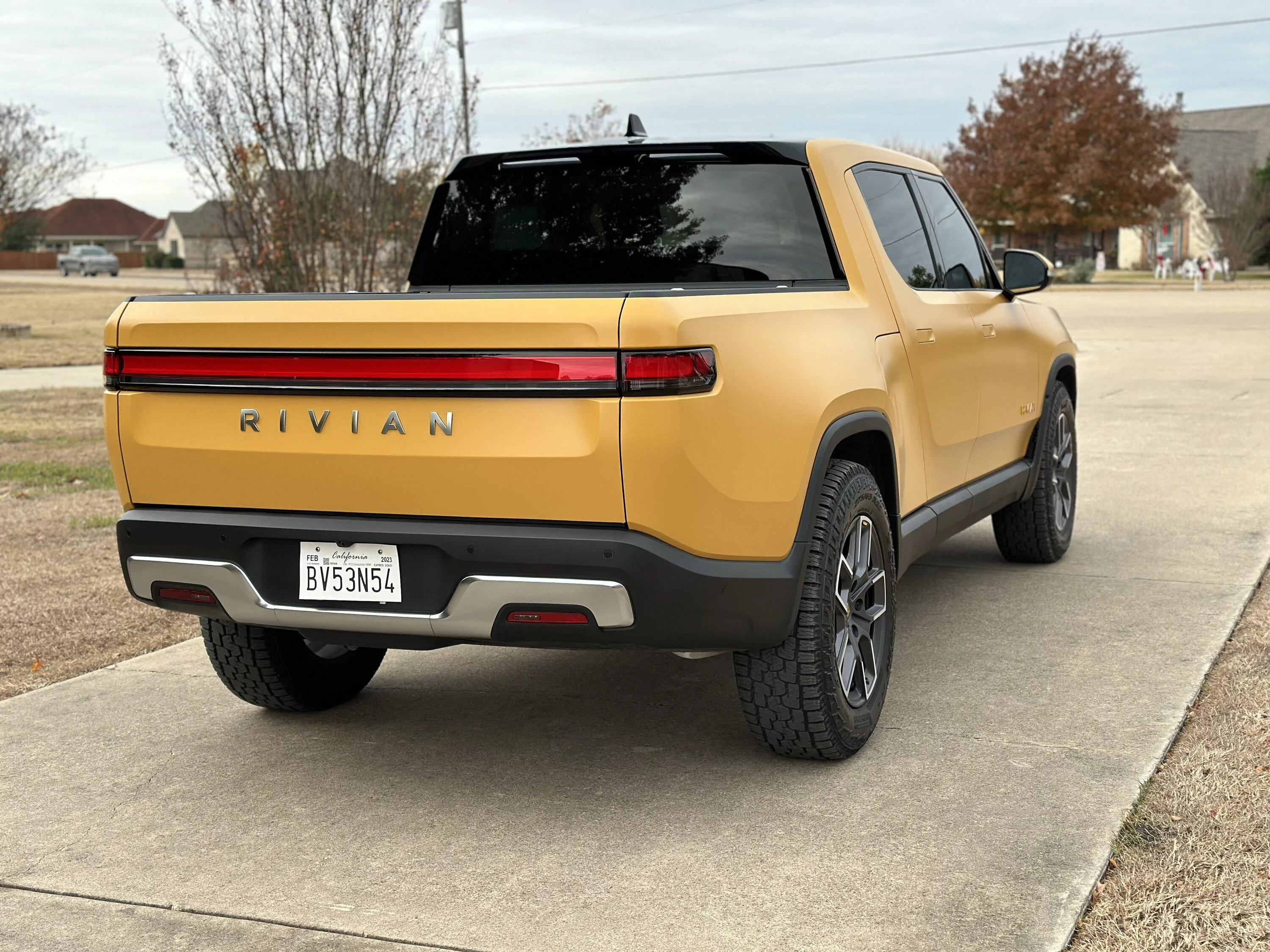 Rivian R1T R1S COMPASS YELLOW R1T Photos 0D574167-AE7A-4F6C-840D-F58DA283DCA1