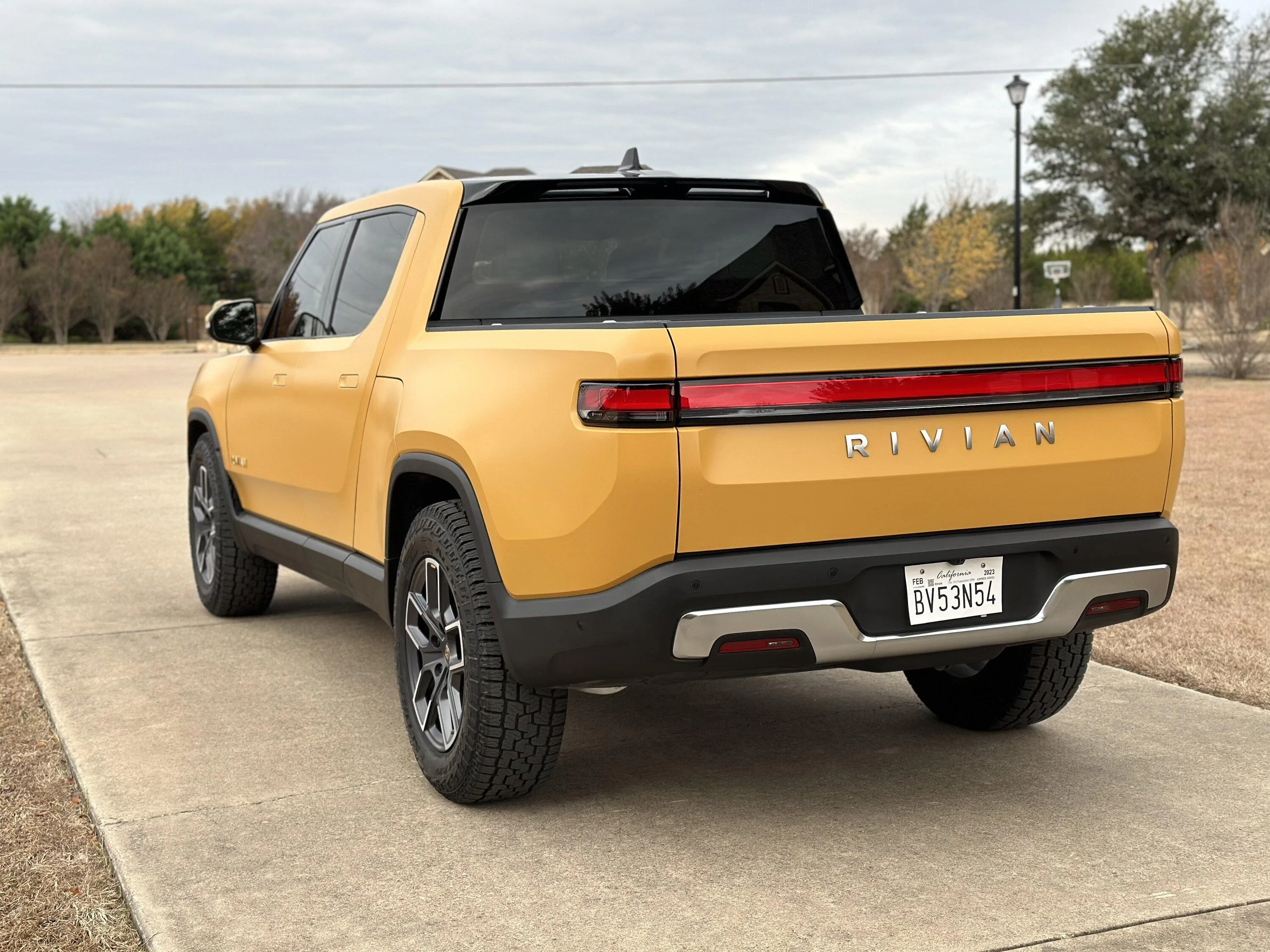 Rivian R1T R1S COMPASS YELLOW R1T Photos 38EE7520-B5D5-4118-9B2C-8501494BB1F6