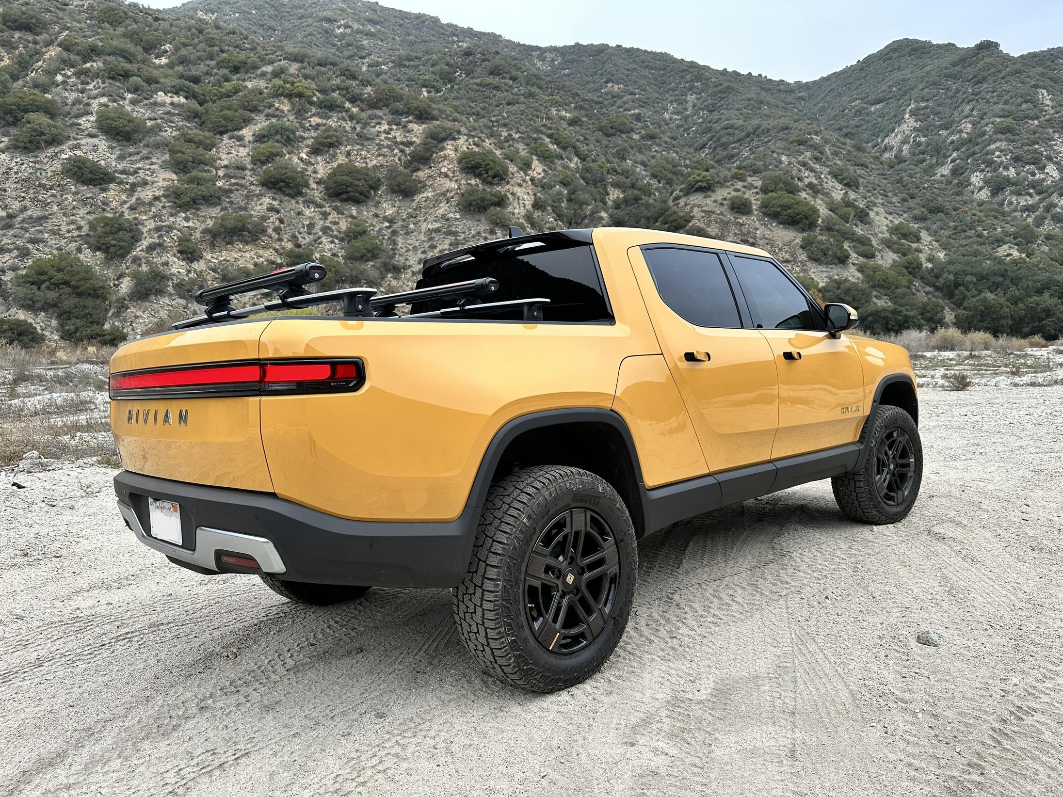 Rivian R1T R1S COMPASS YELLOW R1T Photos 8B9D82D7-BE56-4092-B4A0-E7F01B216988