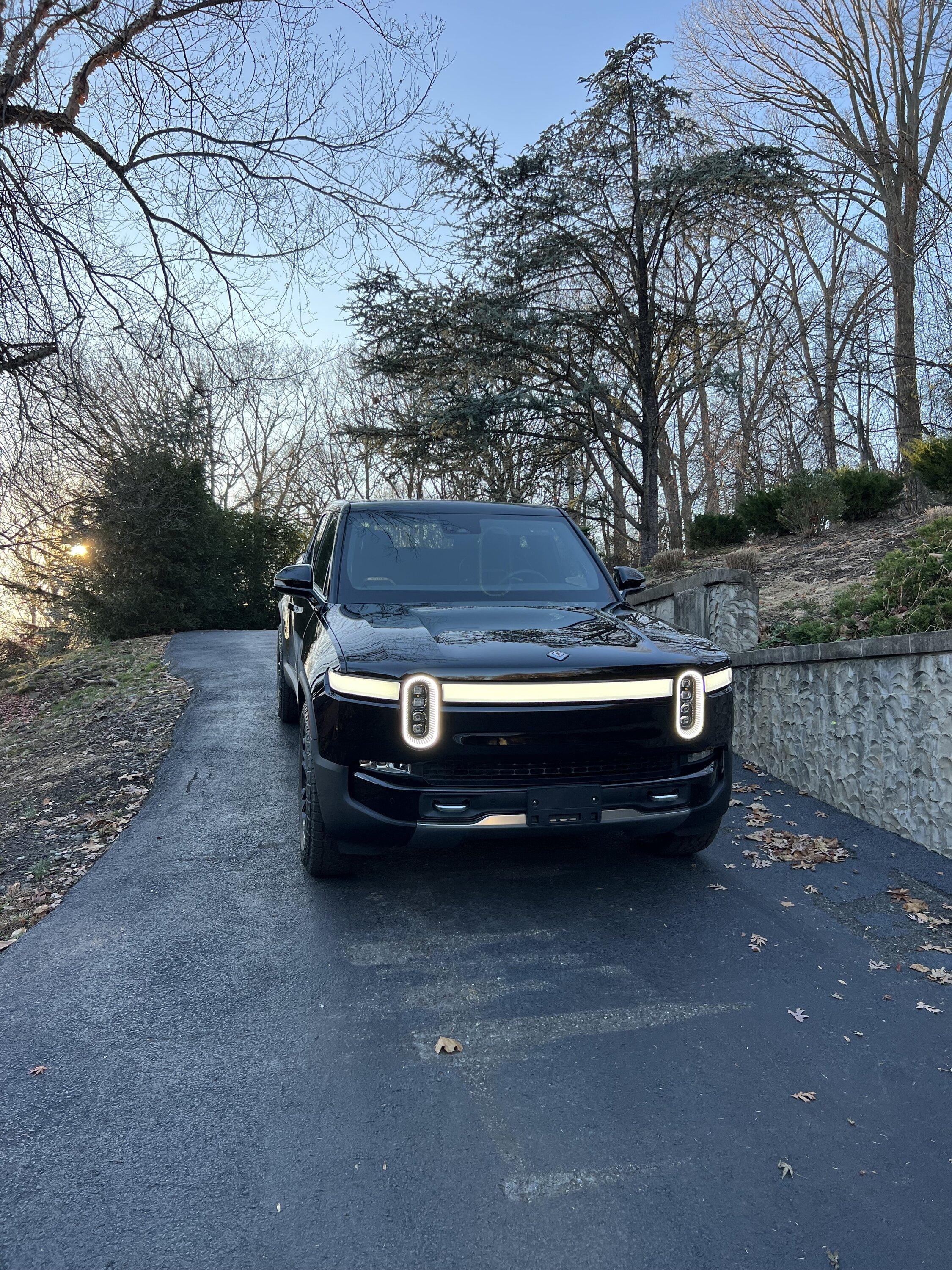 Rivian R1T R1S MIDNIGHT (Black) Rivian Photos img_5411-jpe
