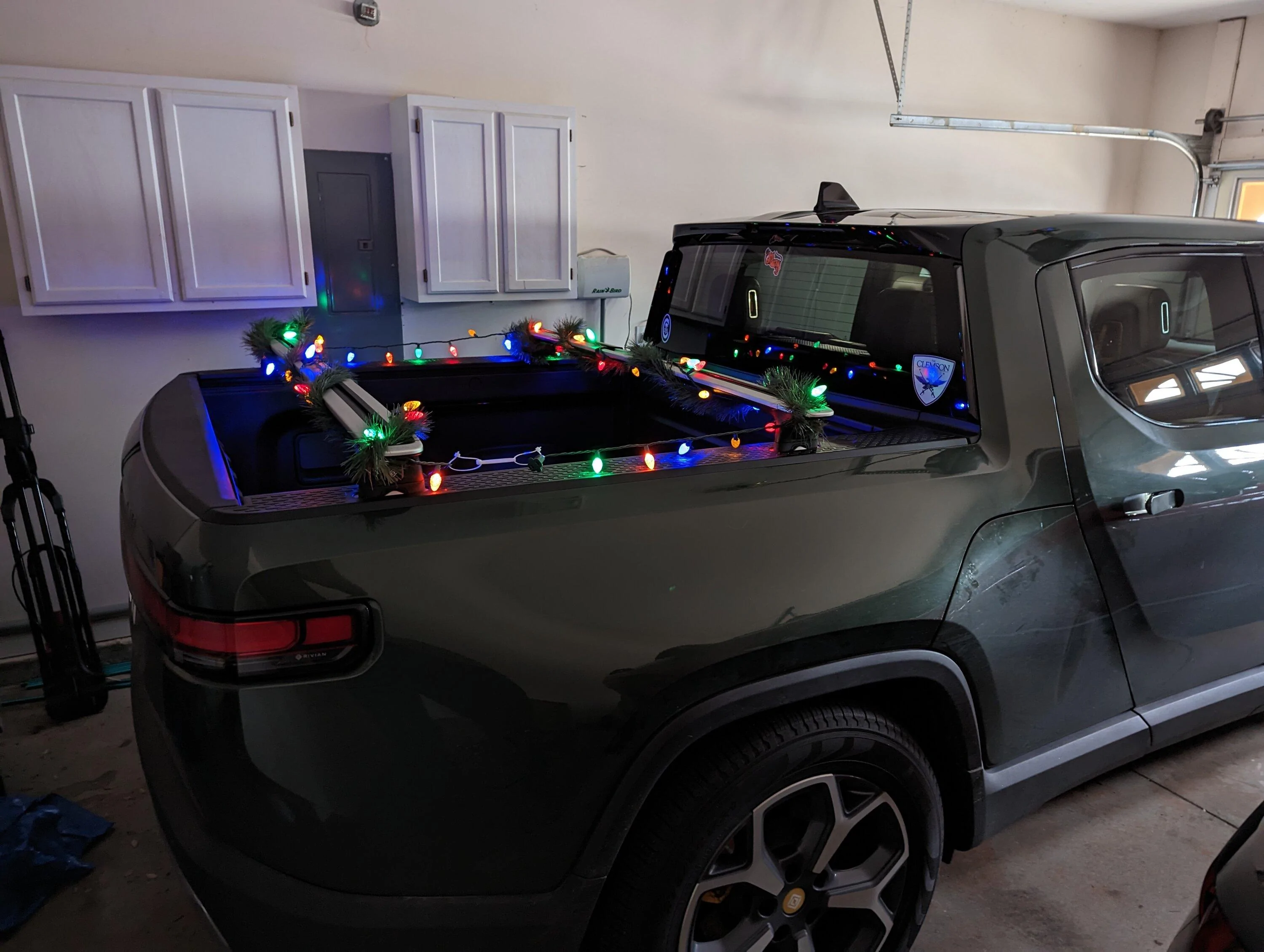 Rivian R1T R1S My R1T is ready for Christmas ? PXL_20221210_194620039