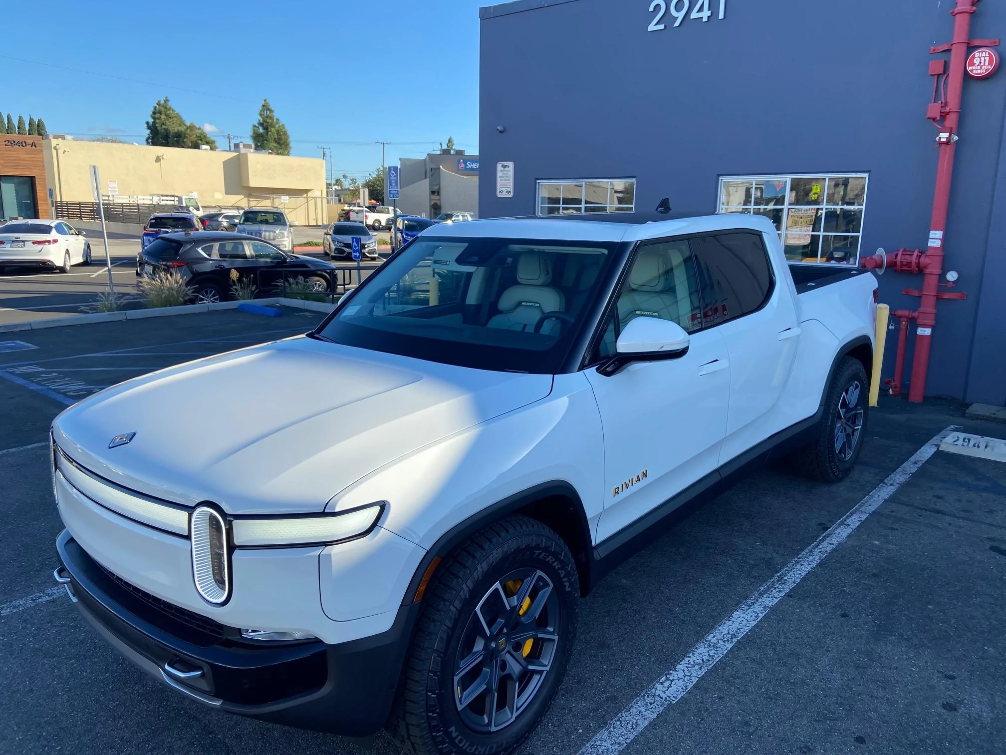 Rivian R1T R1S GLACIER WHITE R1T  Photos 9E50DC4A-8F3B-40E8-BA5C-CF21F6E81126