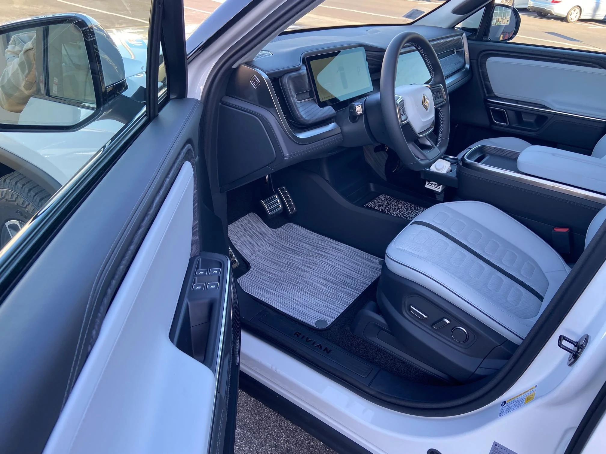 Rivian R1T R1S GLACIER WHITE R1T  Photos FD2A0D81-5AA9-4312-B1C7-EDA7103C9CE7