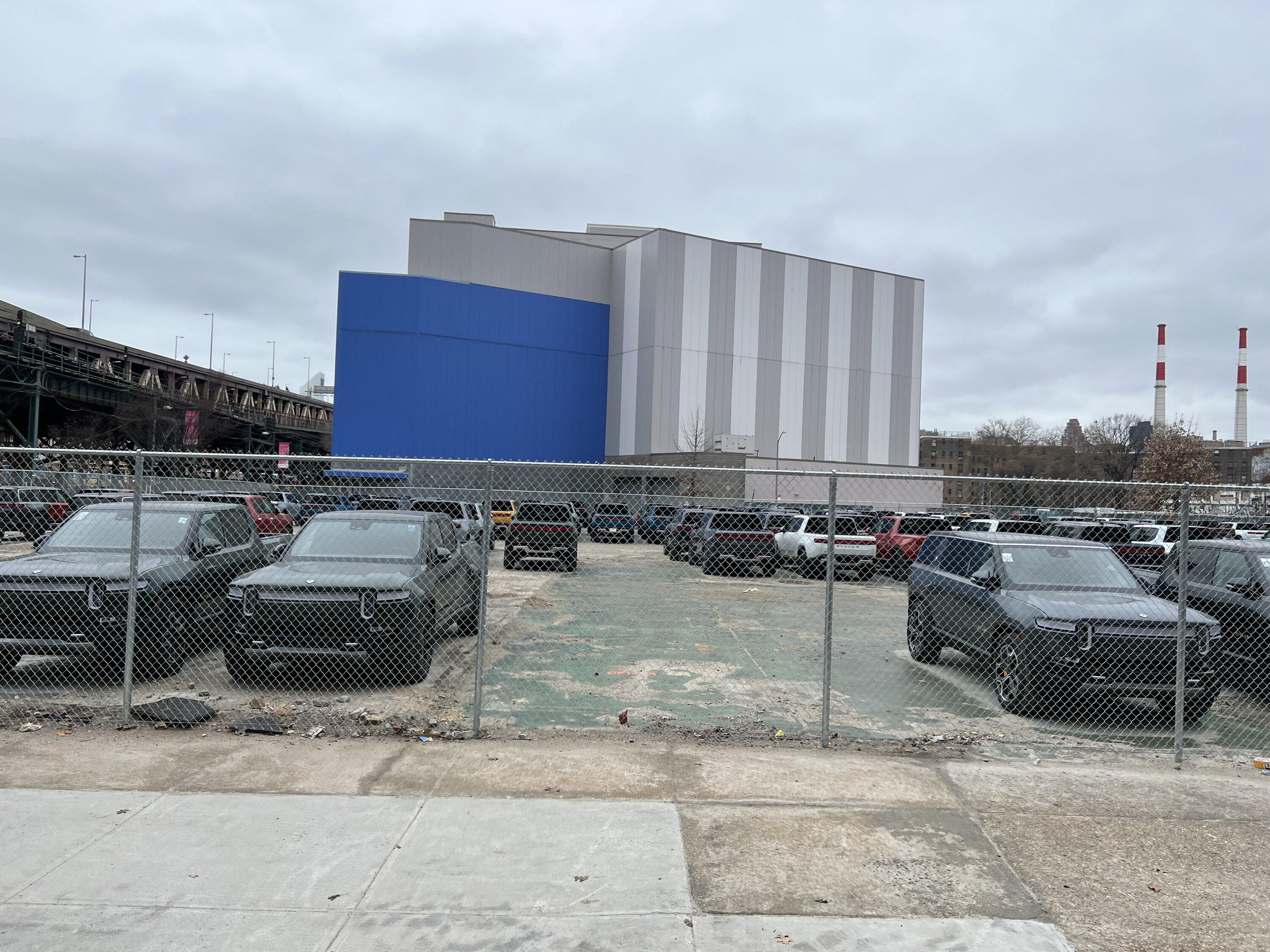 Rivian R1T R1S NYC deliveries accelerating -- hundreds of R1T / R1S spotted ready for delivery! IMG_3208