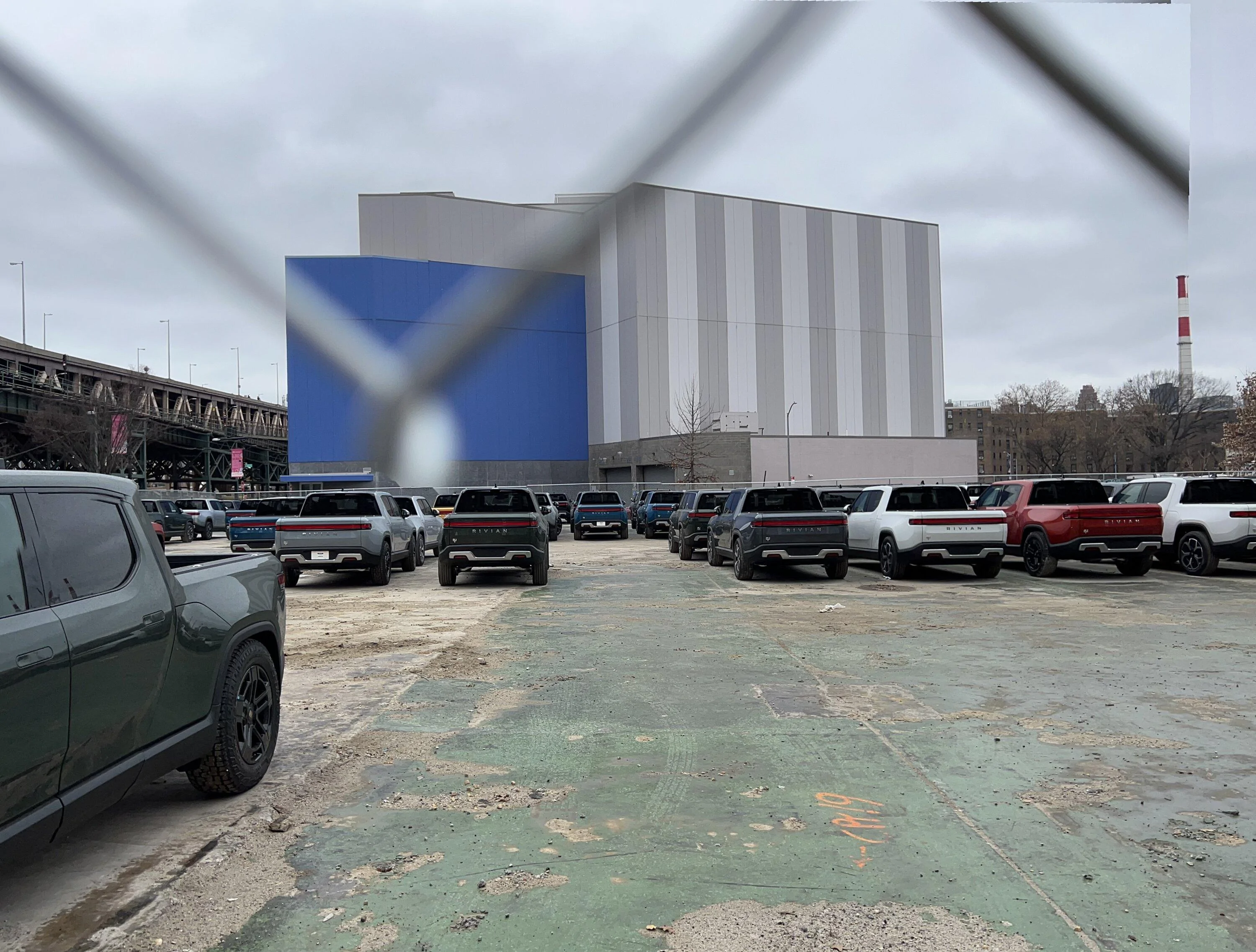 Rivian R1T R1S NYC deliveries accelerating -- hundreds of R1T / R1S spotted ready for delivery! IMG_3206