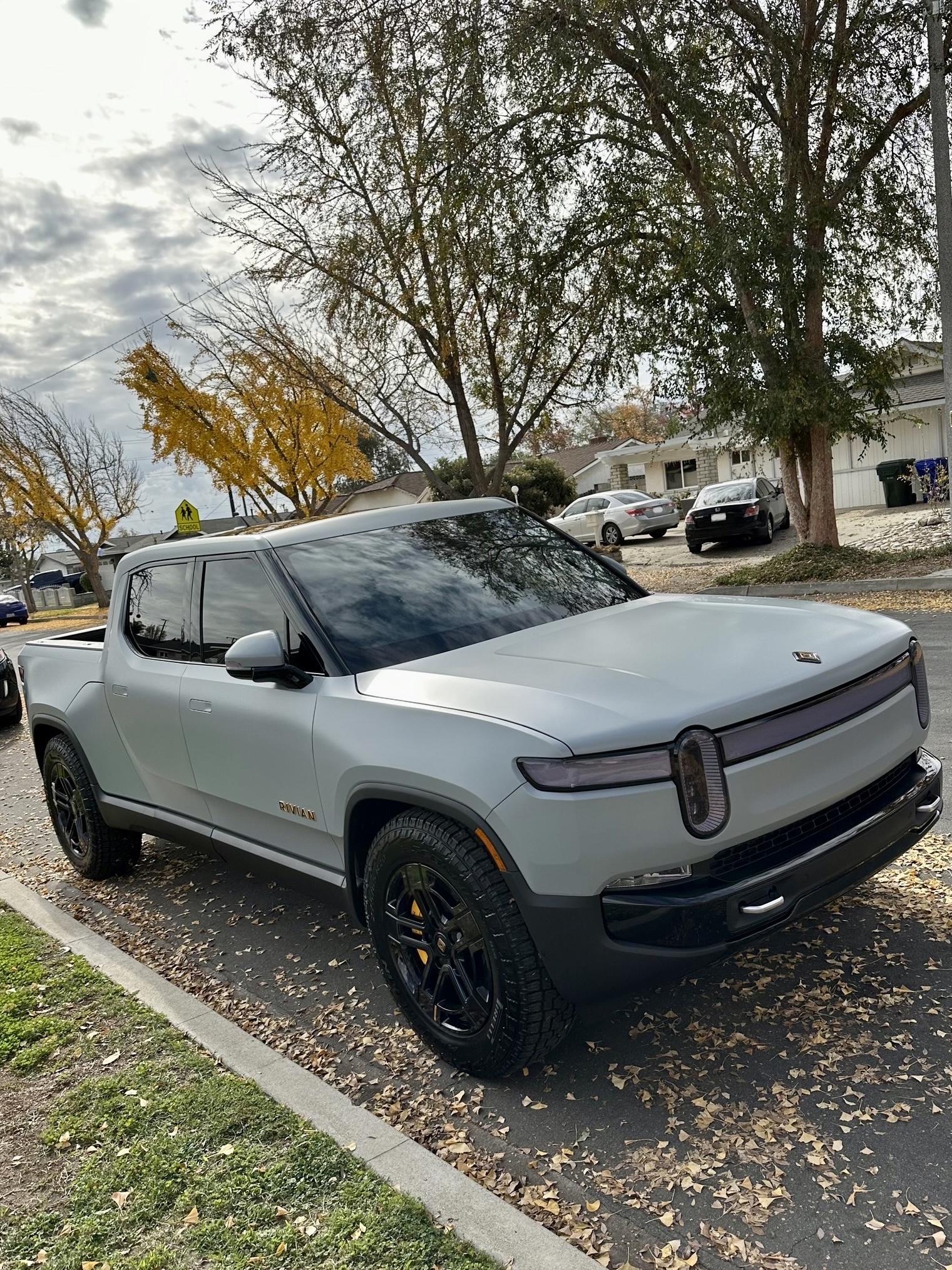 Rivian R1T R1S LIMESTONE R1T Photos 9F1E3727-6434-4D51-BA30-E6FFA1A840E1