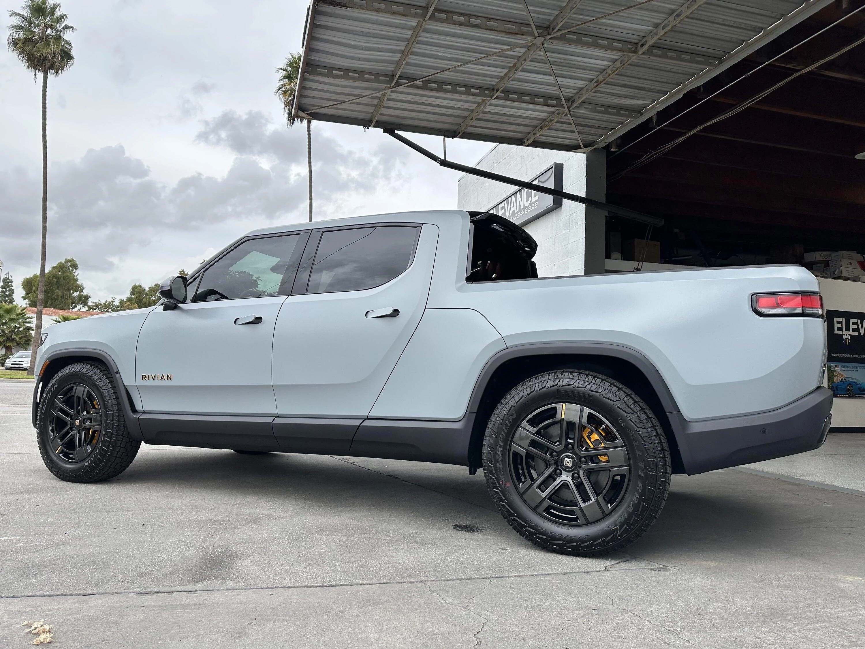 Rivian R1T R1S LIMESTONE R1T Photos 70640CCE-6ABC-426B-8BB2-17973E932F89