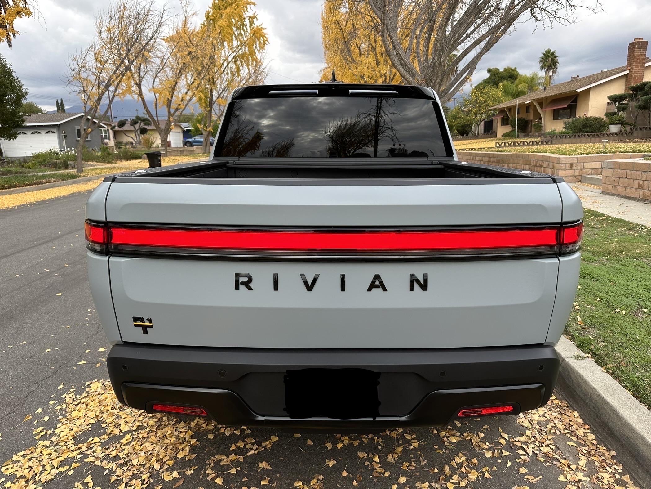 Rivian R1T R1S LIMESTONE R1T Photos 0026012D-7BD1-458B-93CF-99C292599A9C