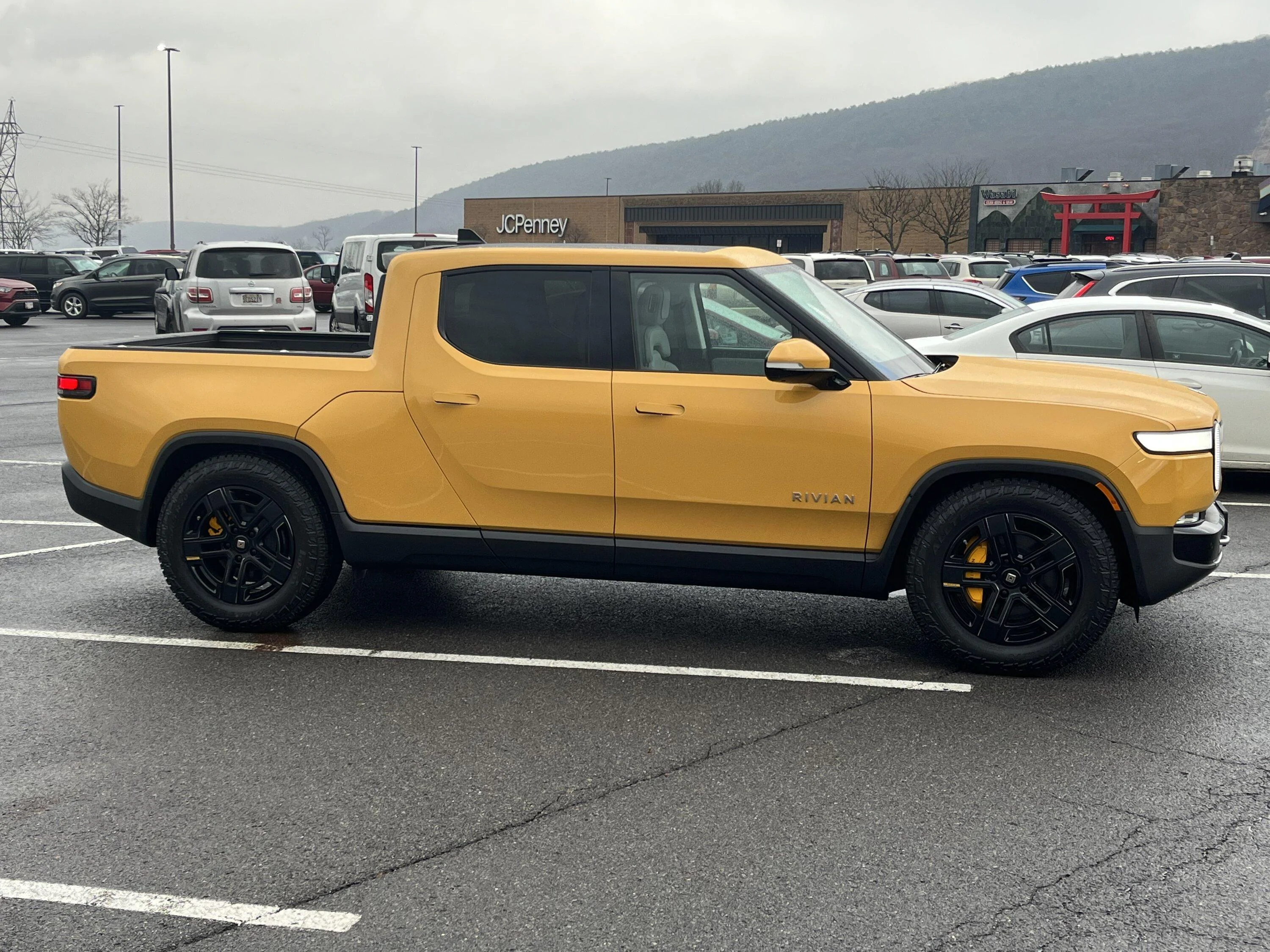 Rivian R1T R1S COMPASS YELLOW R1T Photos FE3A8361-E89C-4B11-A392-F9CDD8B5604C