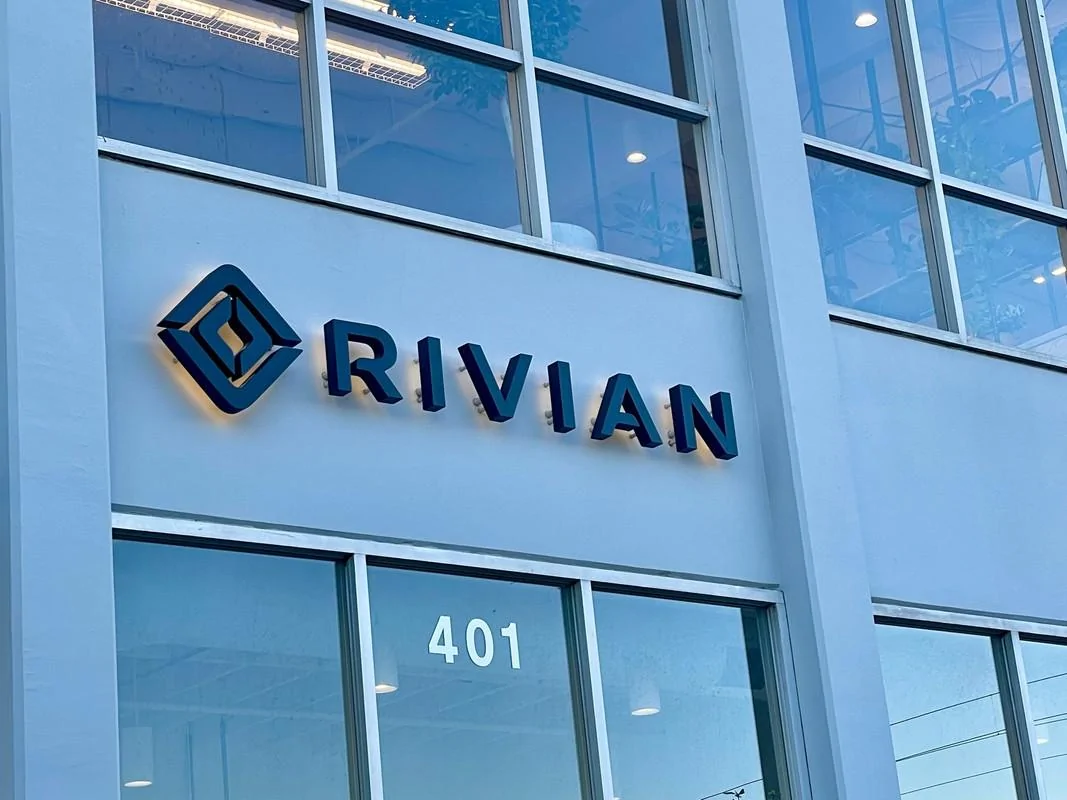 Rivian R1T R1S GLACIER WHITE R1T  Photos Picku